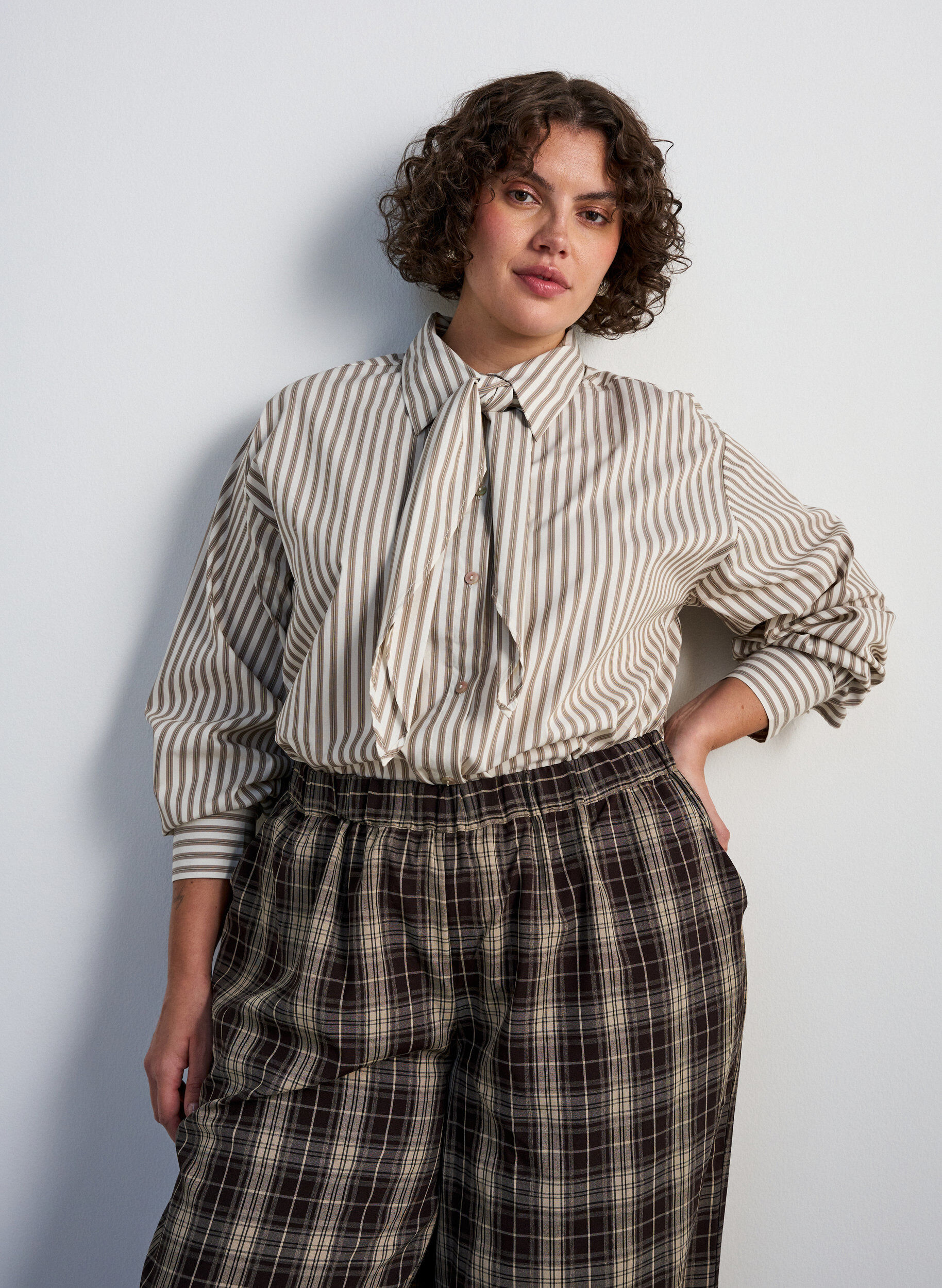 Chemise ray&eacute;e avec lien amovible &agrave; nouer, Beige, Model