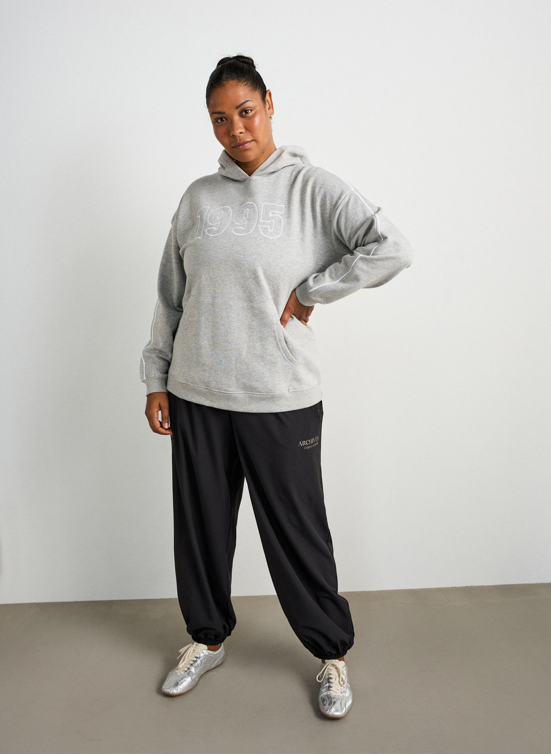 ZizziSweat &agrave; capuche avec motif brod&eacute;, Gris, Model image number 1