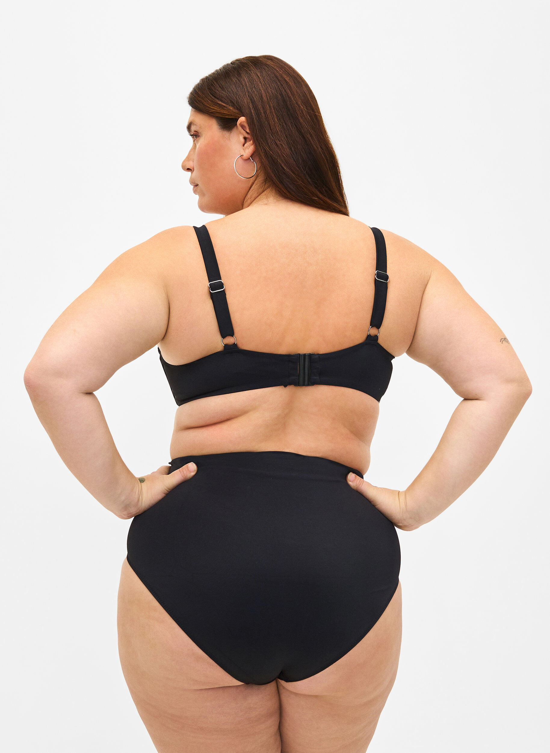 Zizzi Bikini-Oberteil mit B&uuml;gel und Faltendetail, Black, Model image number 1