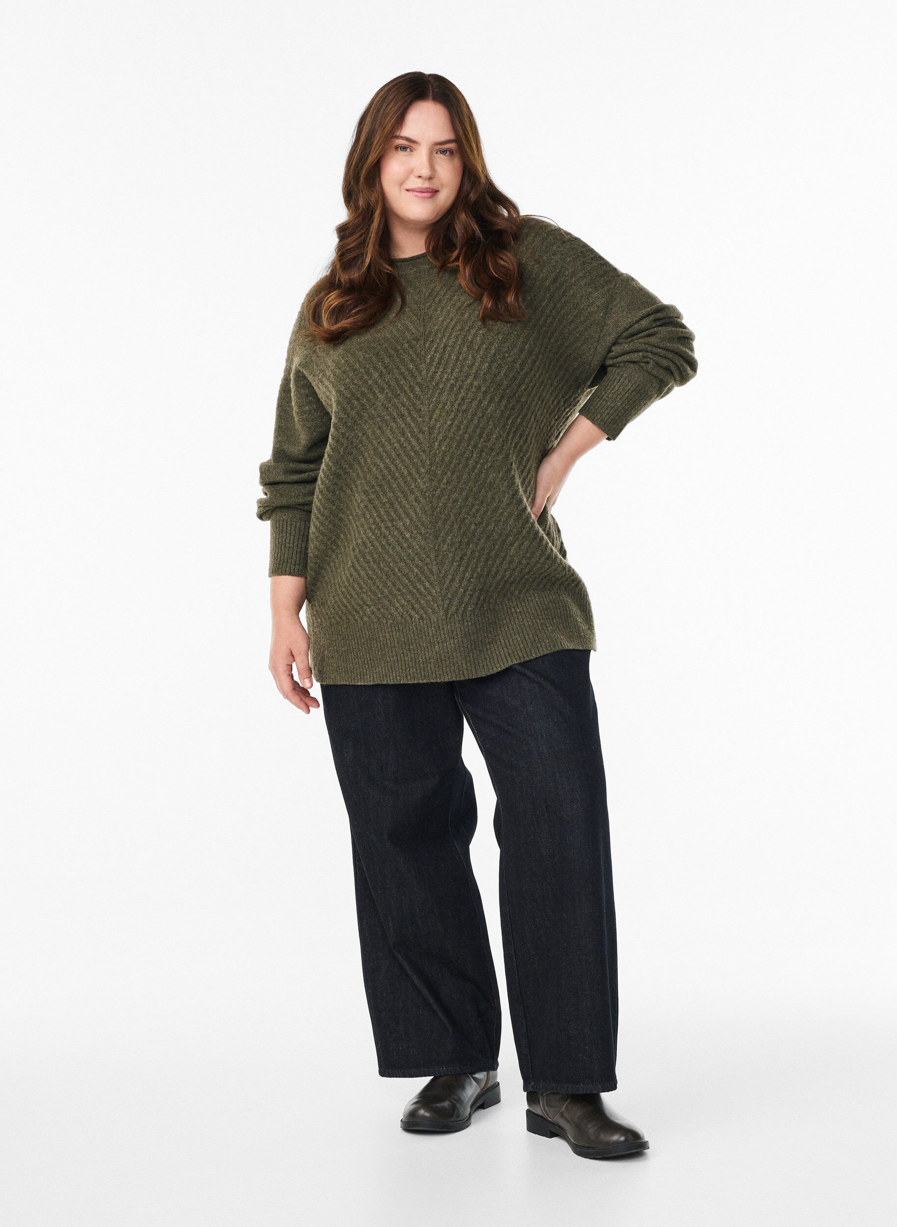 Zizzi Blouse en maille avec motif c&ocirc;tel&eacute; en V et fentes, Vert Kaki, Model image number 1