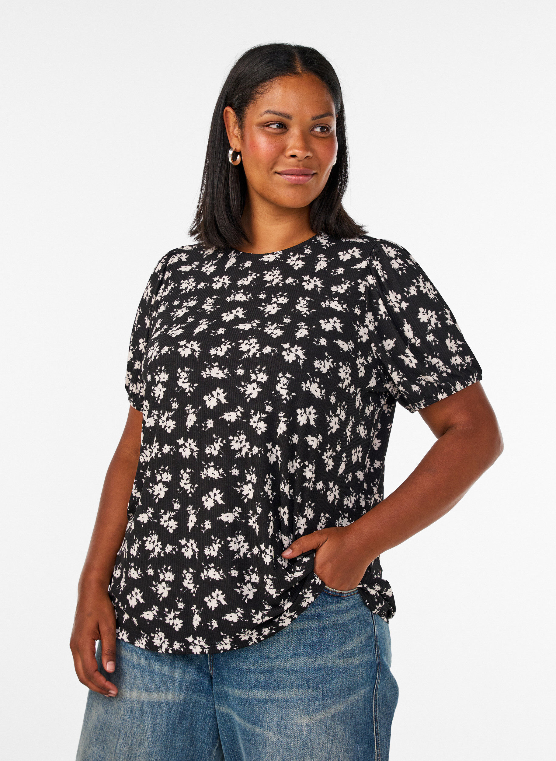 Bluse mit langen &Auml;rmeln und gebl&uuml;mtem Print, Schwarz, Model
