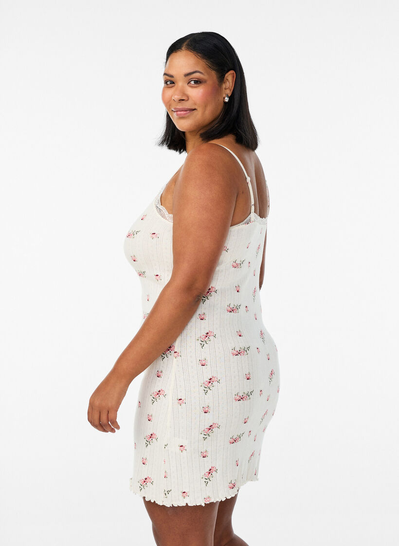 Chemise de nuit &agrave; fines bretelles et motif textur&eacute;, Vanille, Model image number 2