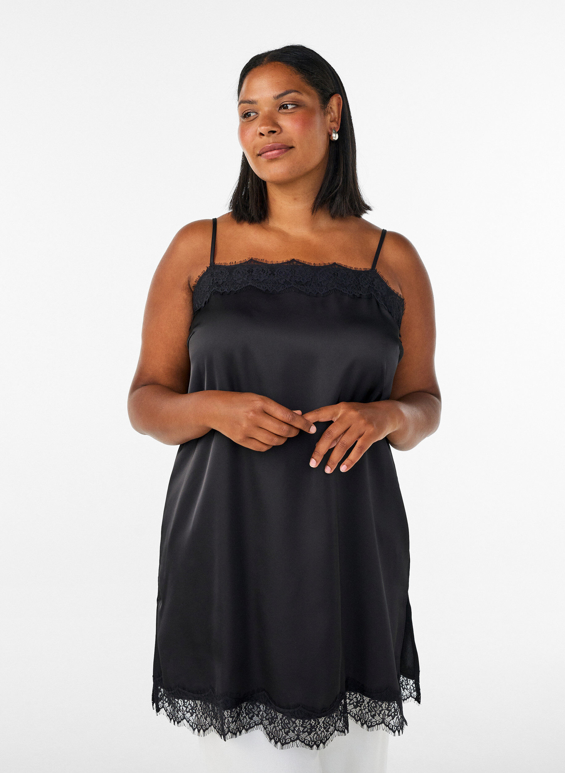 Langes Top aus Satin mit Spitzen, Schwarz, Model