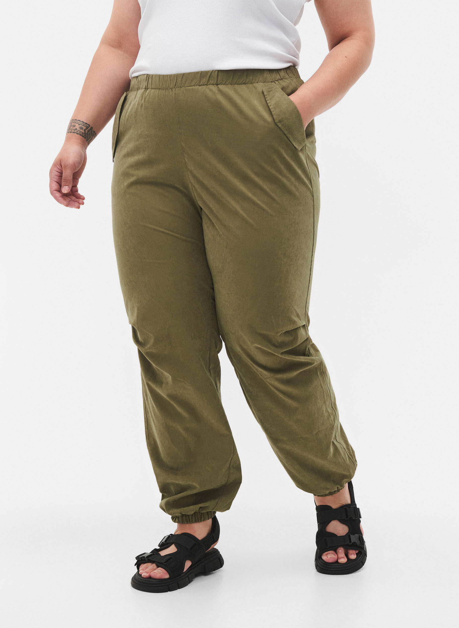 Zizzi Lockere Hose mit Gummizug, Martini Olive, Model image number 2