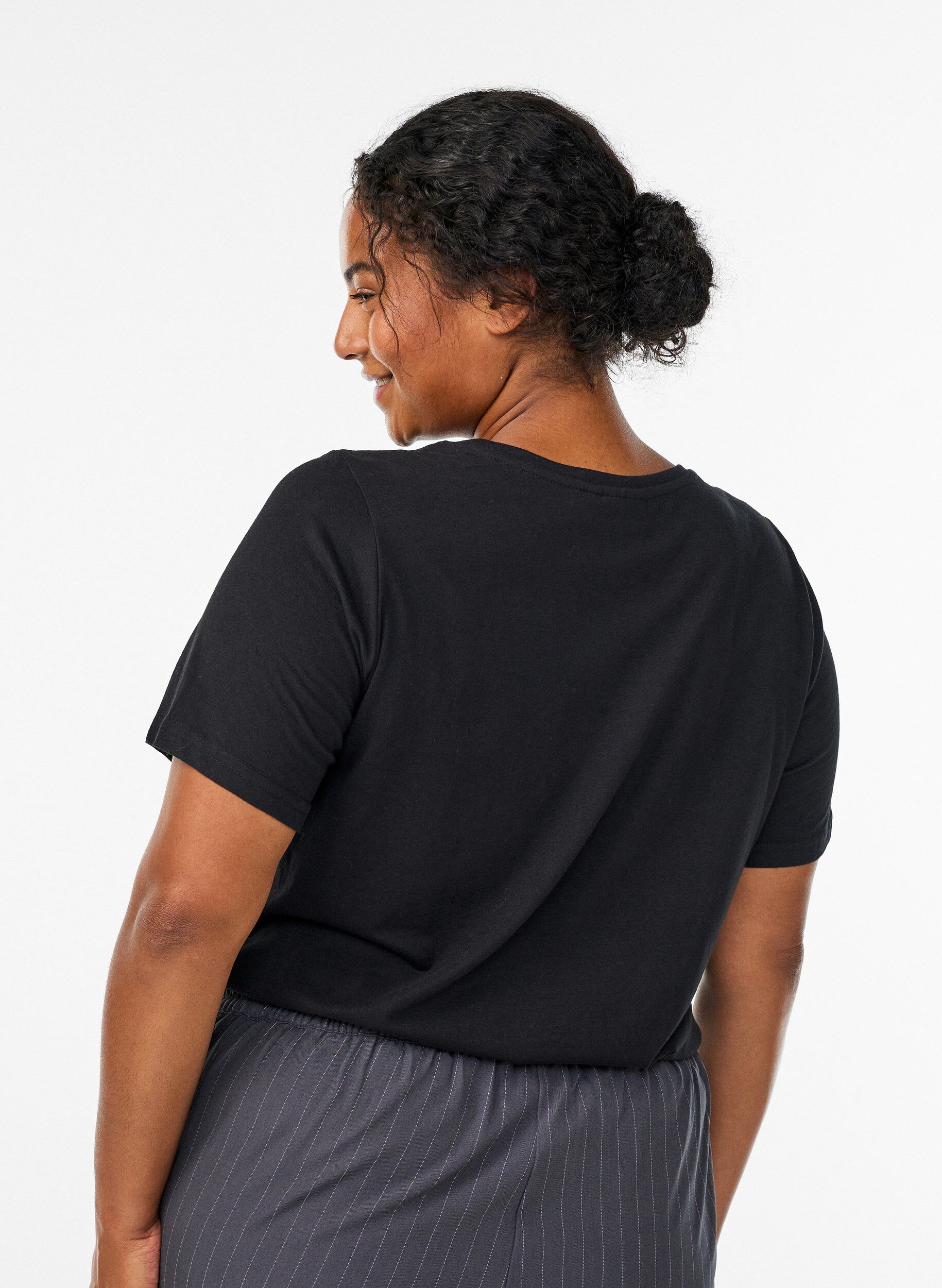 Zizzi T-Shirt mit Print, Schwarz, Model image number 2