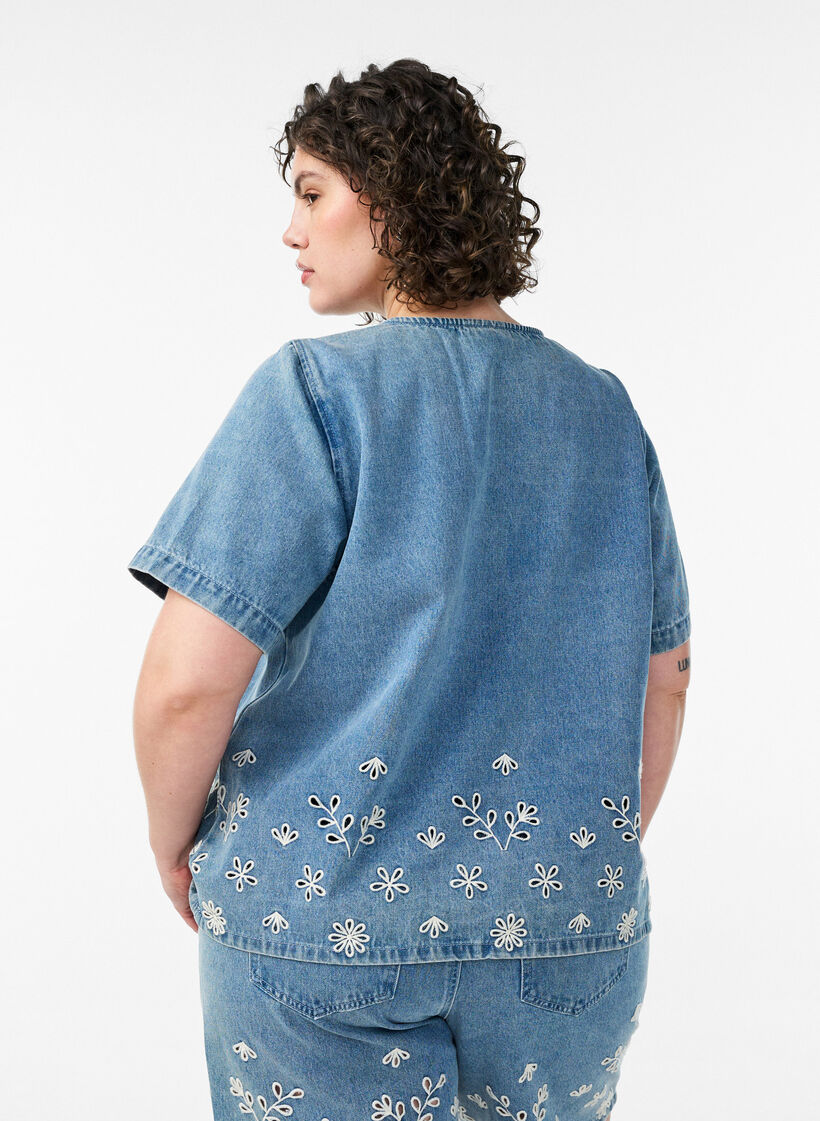 Kurz&auml;rmelige Jeansbluse mit Lochstickerei, Blau, Model image number 2
