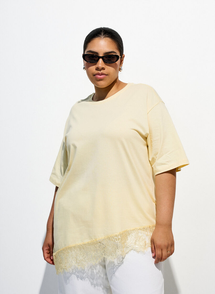 T-shirt avec ourlet asym&eacute;trique en dentelle, Jaune clair, Image image number 0