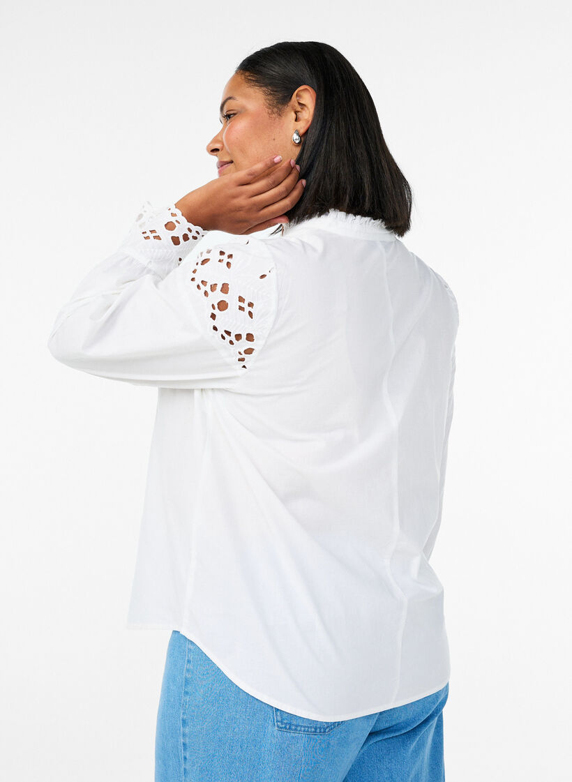 Blouse avec col en V et détails en broderie anglaise, Blanc, Model image number 2