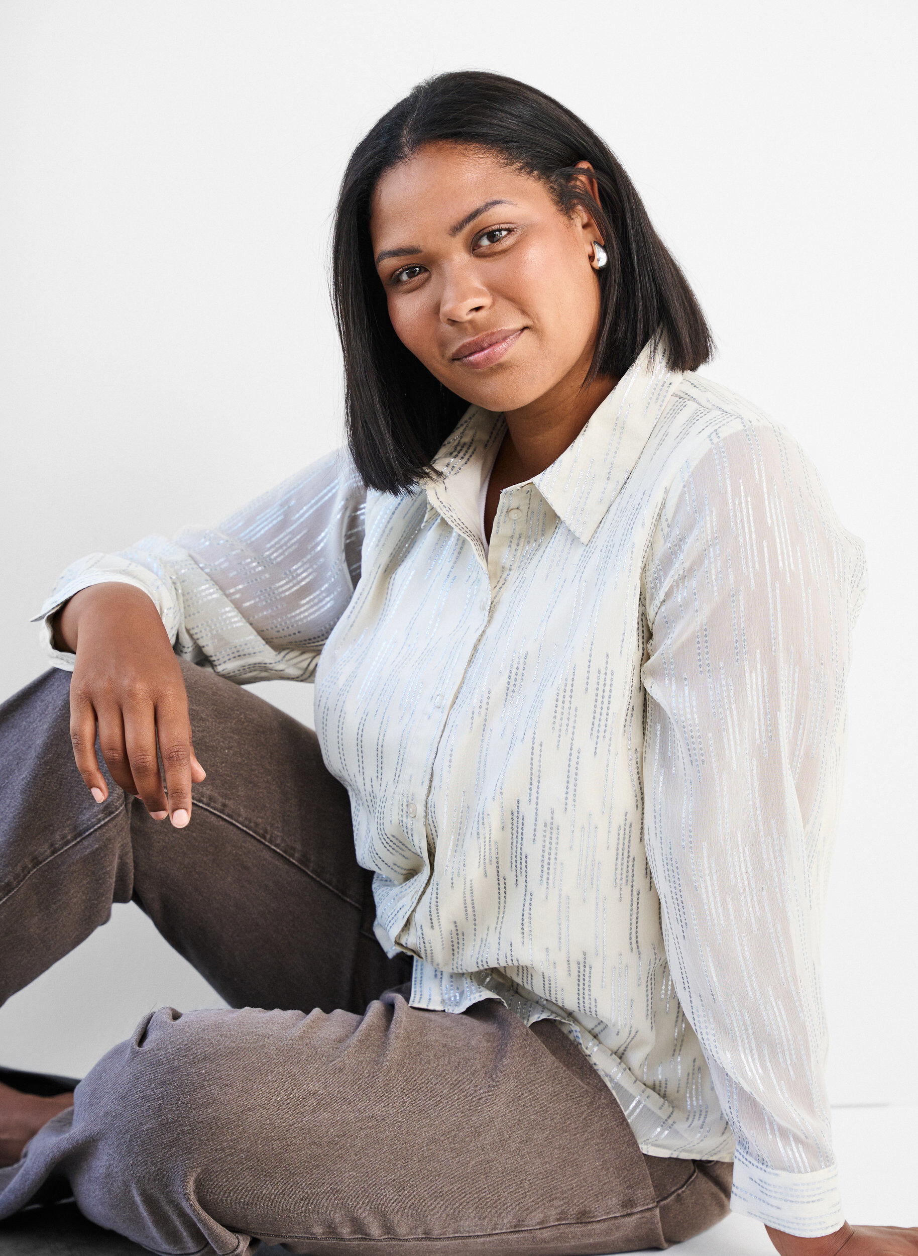 Zizzi Bluse mit glitzerndem Muster, Vanille, Model image number 3