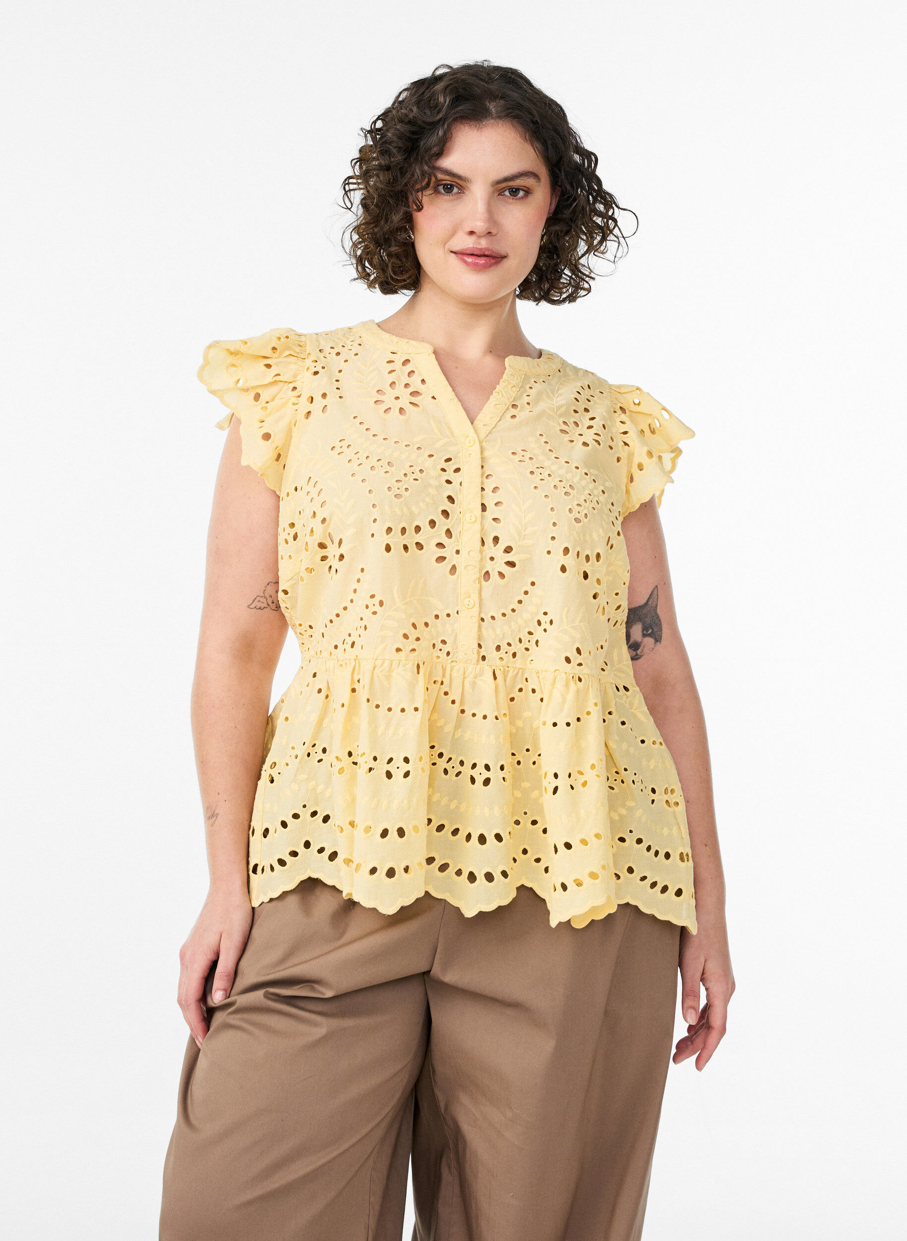 Zizzi &Auml;rmellose Bluse aus Lochstickerei mit R&uuml;schen, Gelb, Model image number 0