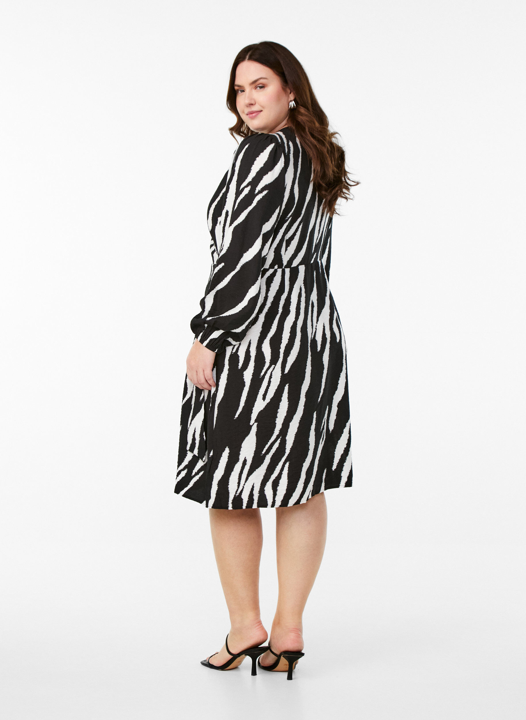 Zizzi Kurzes Wickelkleid mit Zebraprint, Schwarz, Model image number 2