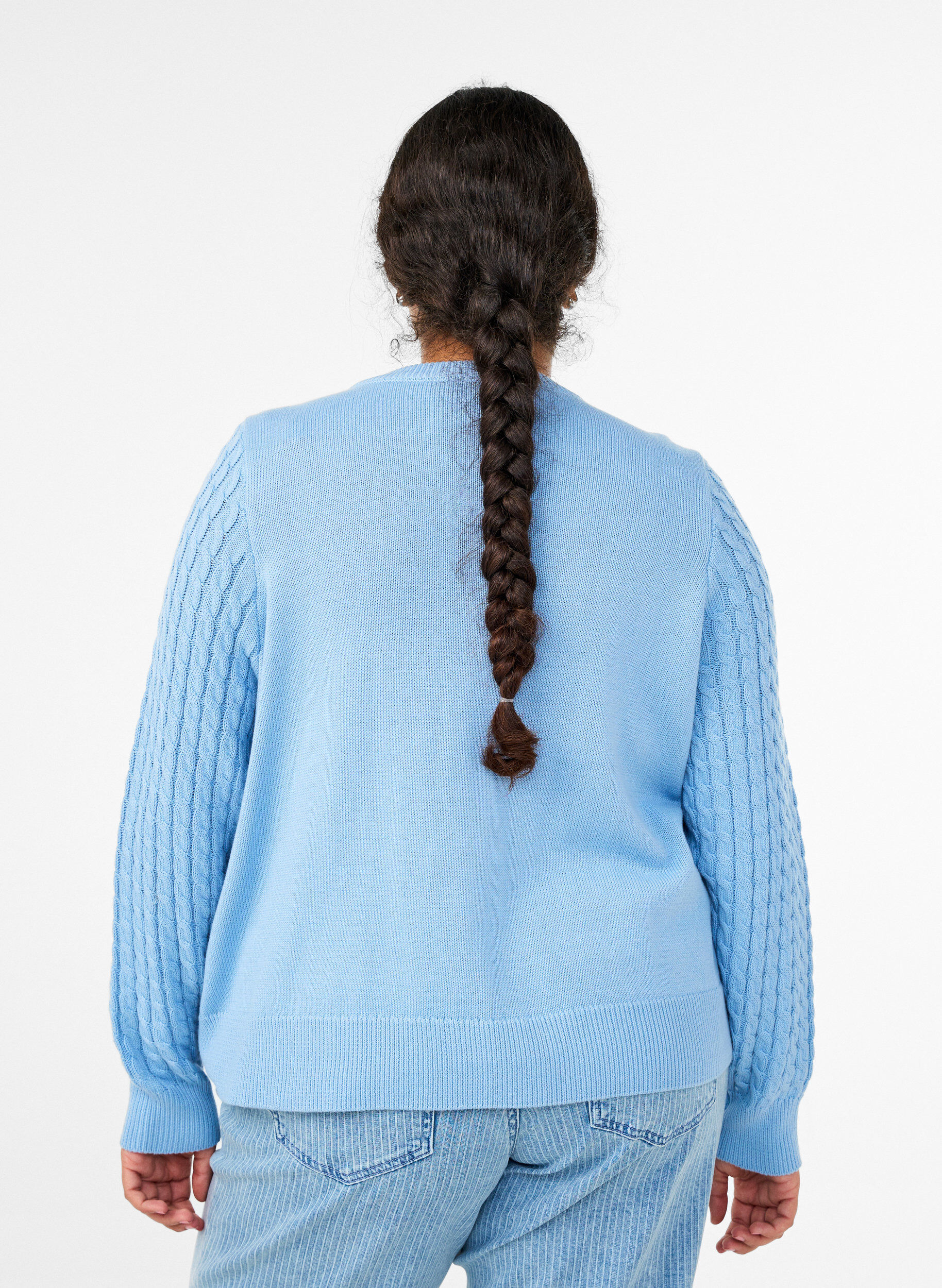 Zizzi Zopfmuster-Strickjacke mit goldenen Kn&ouml;pfen, Blau, Model image number 2