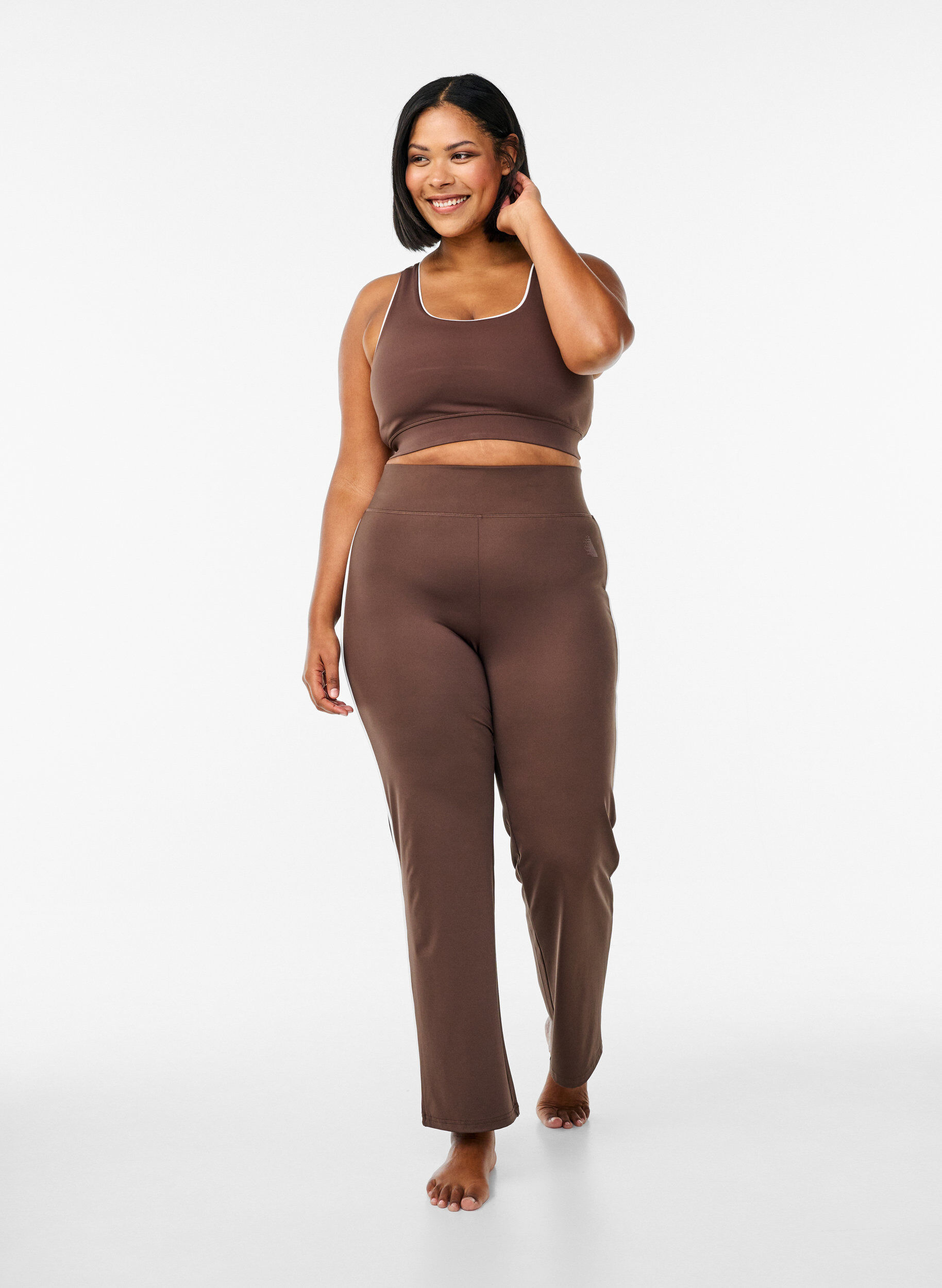 Zizzi Pantalon de sport &eacute;vas&eacute; avec liser&eacute; contrastant, Marron, Model image number 1
