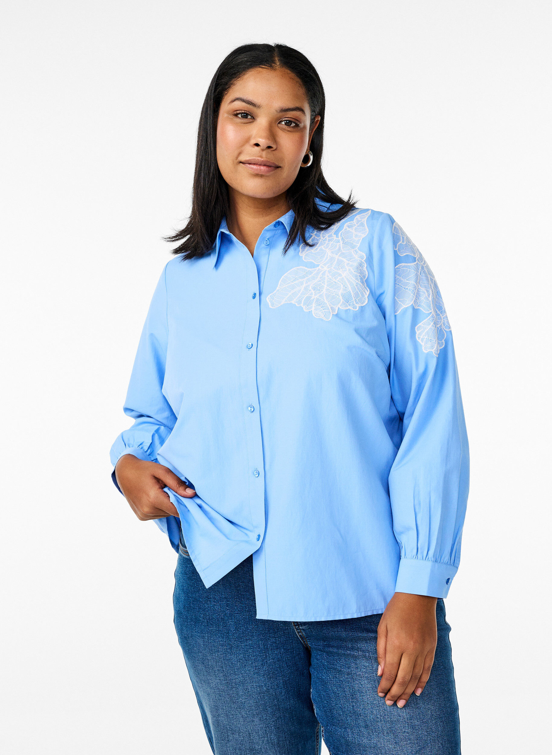Bluse mit Spitzendetails, Blau, Model