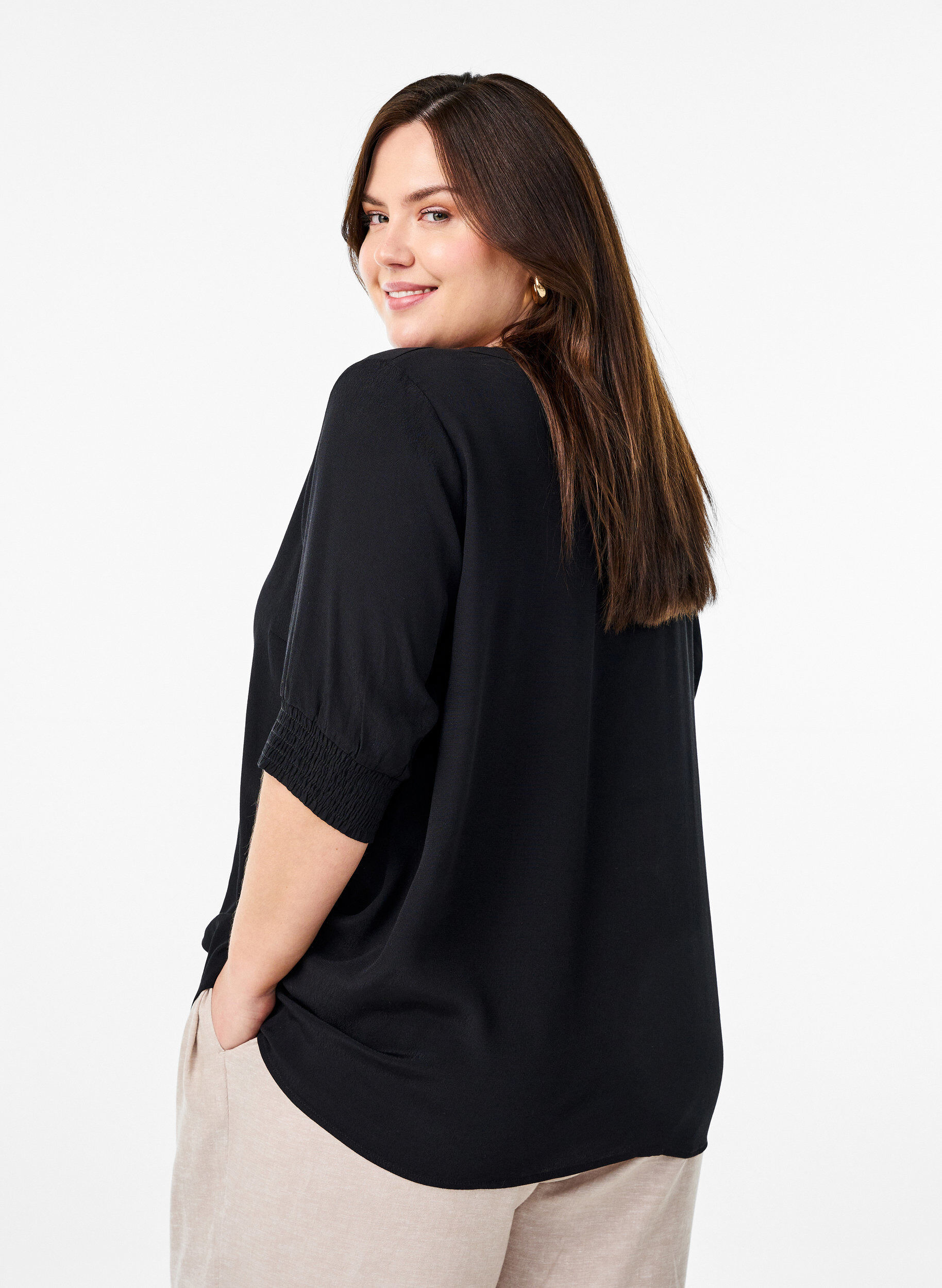 Zizzi Kurz&auml;rmelige Bluse aus Viskose, Schwarz, Model image number 2