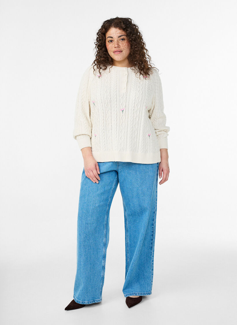 Blouse en maille avec motif torsad&eacute; et fleurs brod&eacute;es, Blanc, Model image number 1