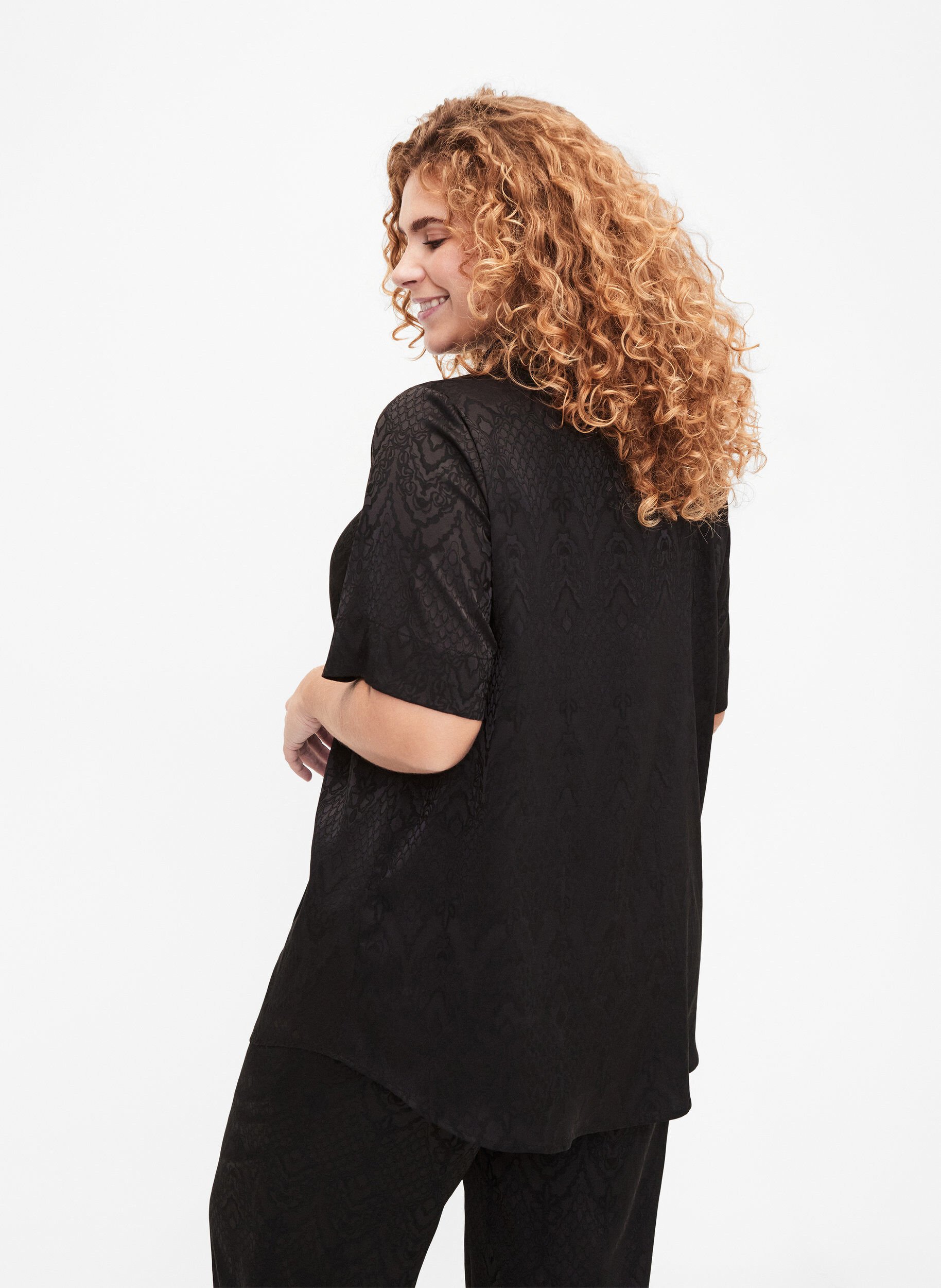Zizzi Long-Shirt mit Strukturmuster, Black, Model image number 1