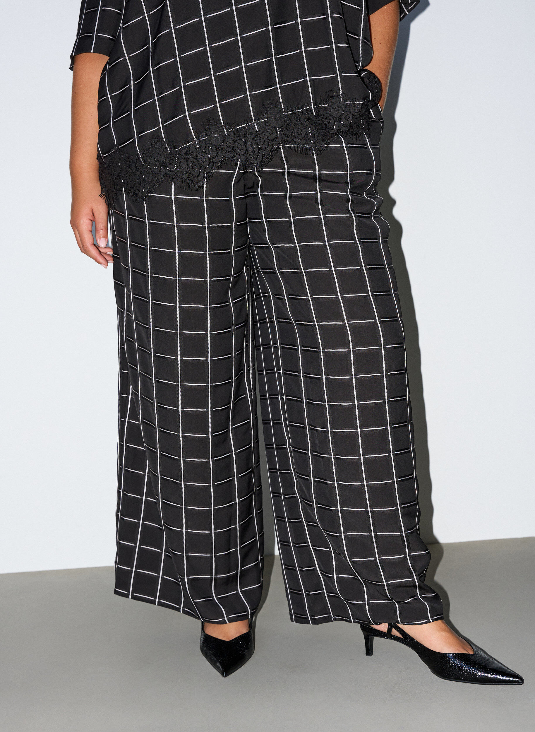 ZizziKarierte Hose mit weitem Bein, Schwarz, Model image number 2