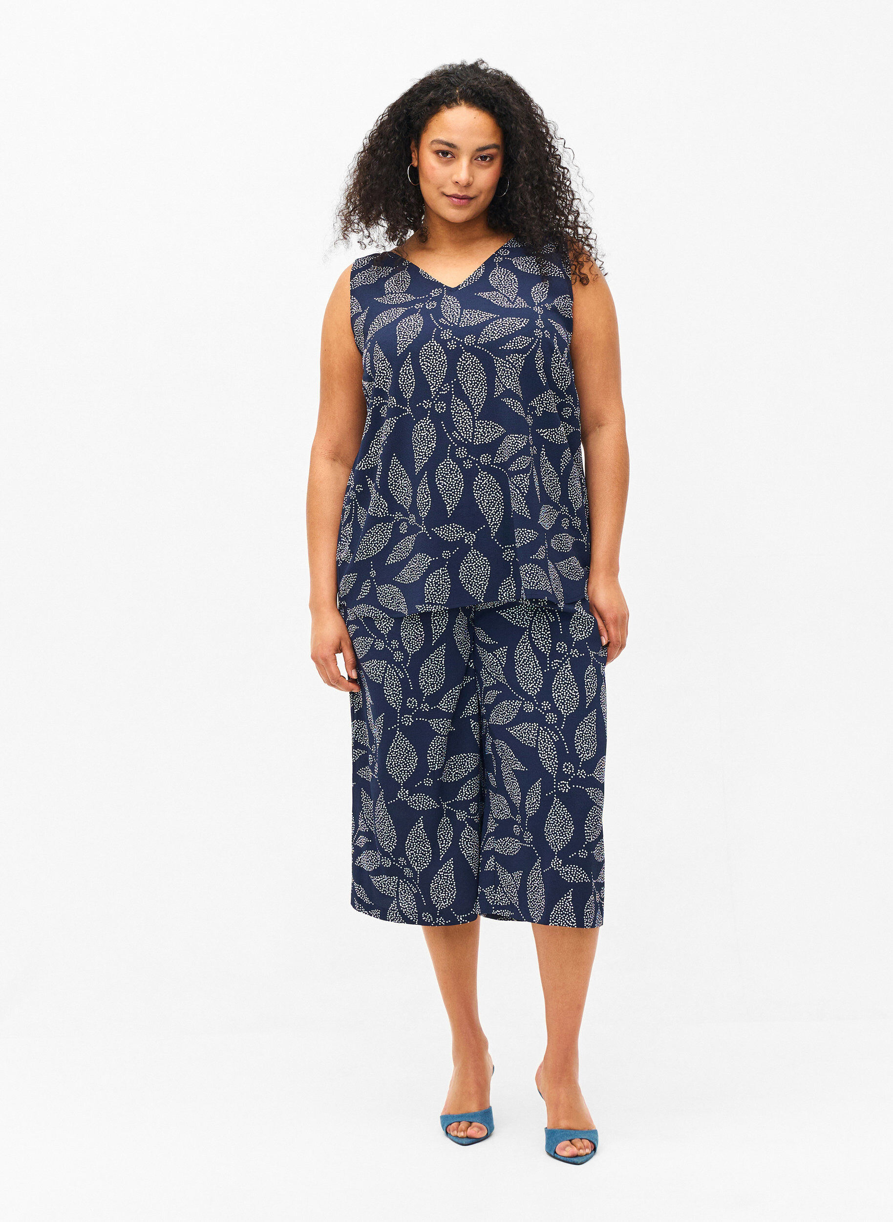 Zizzi Haut imprim&eacute; &agrave; encolure en V, Navy B. w. Dot Leaf, Model image number 2