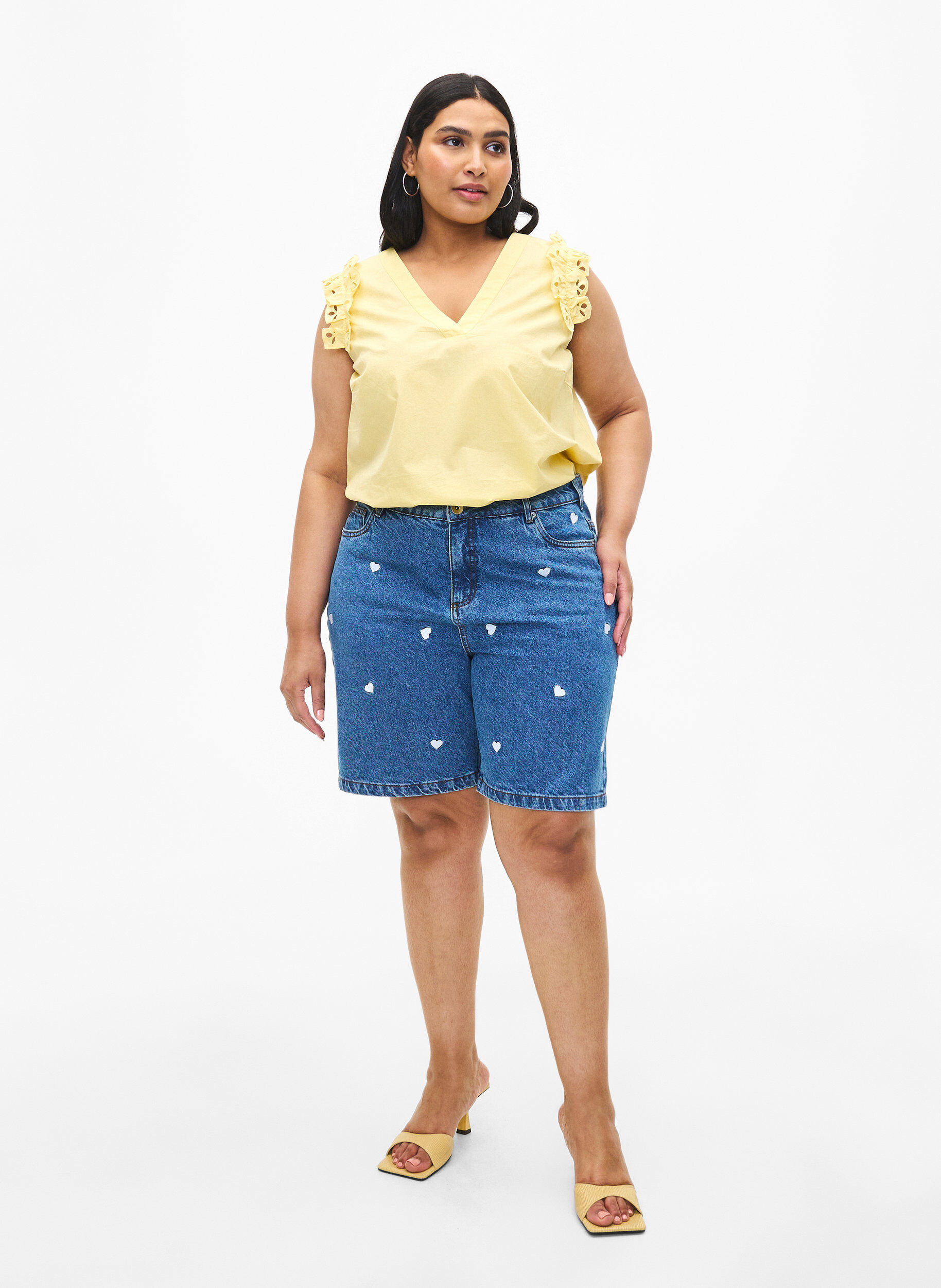 Zizzi Shorts en jean taille haute orn&eacute;s de c&oelig;urs brod&eacute;s, Bleu Clair, Model image number 1