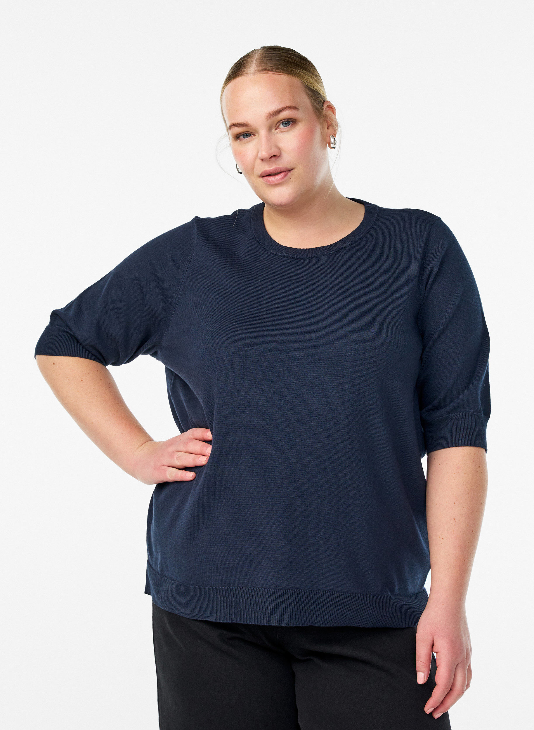 Fein gestrickte Bluse mit kurzen &Auml;rmeln, Blau, Model