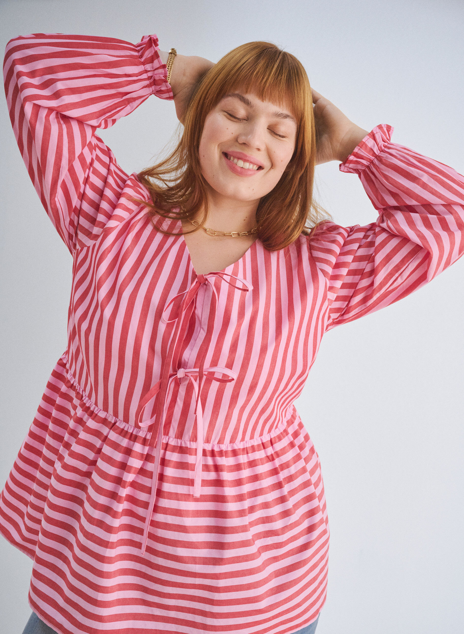 Zizzi Bluse mit Streifen und Schleifen, Rot, Image image number 0