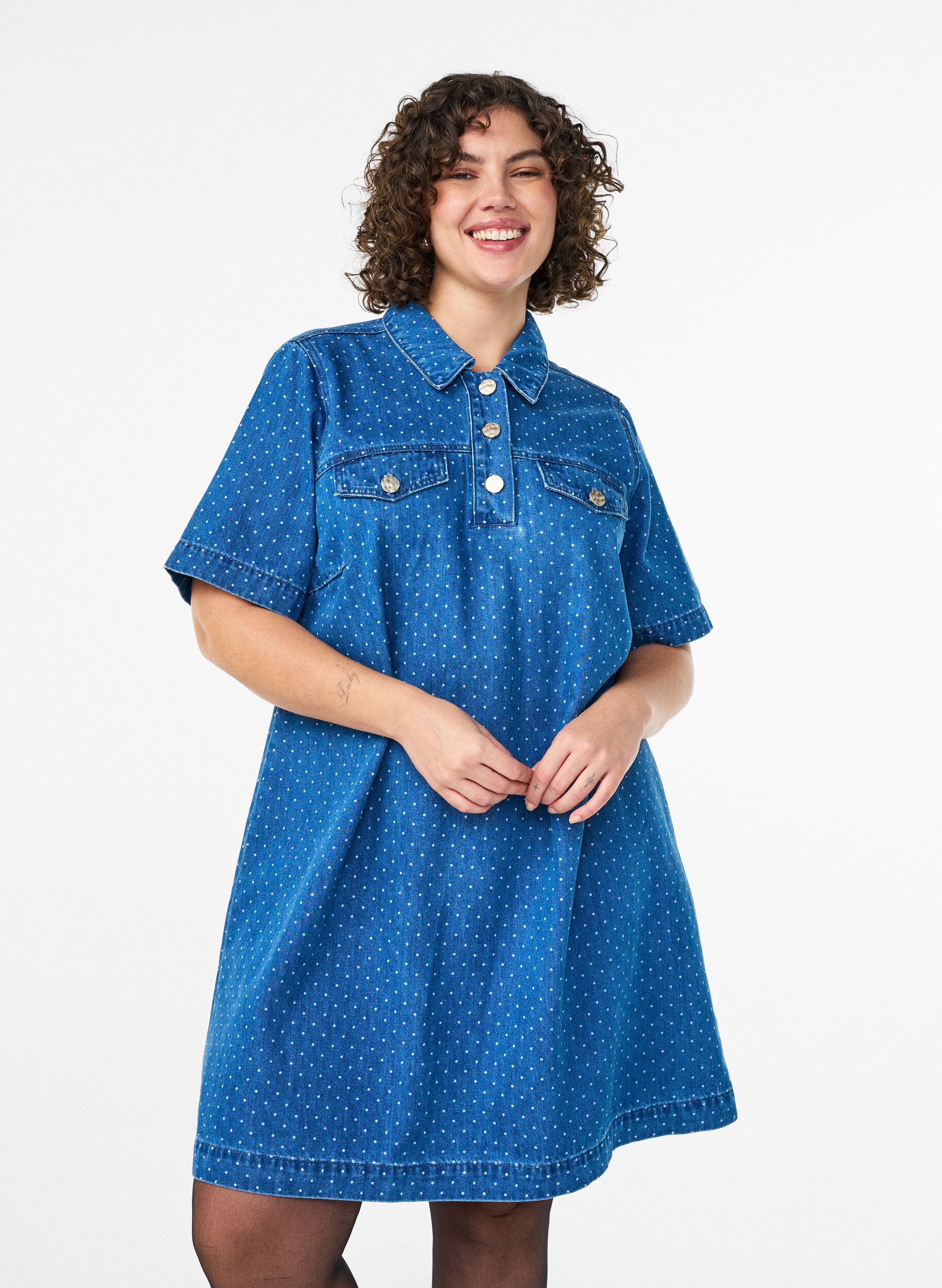 Kurzes Jeanskleid mit Punkten, Blau, Model