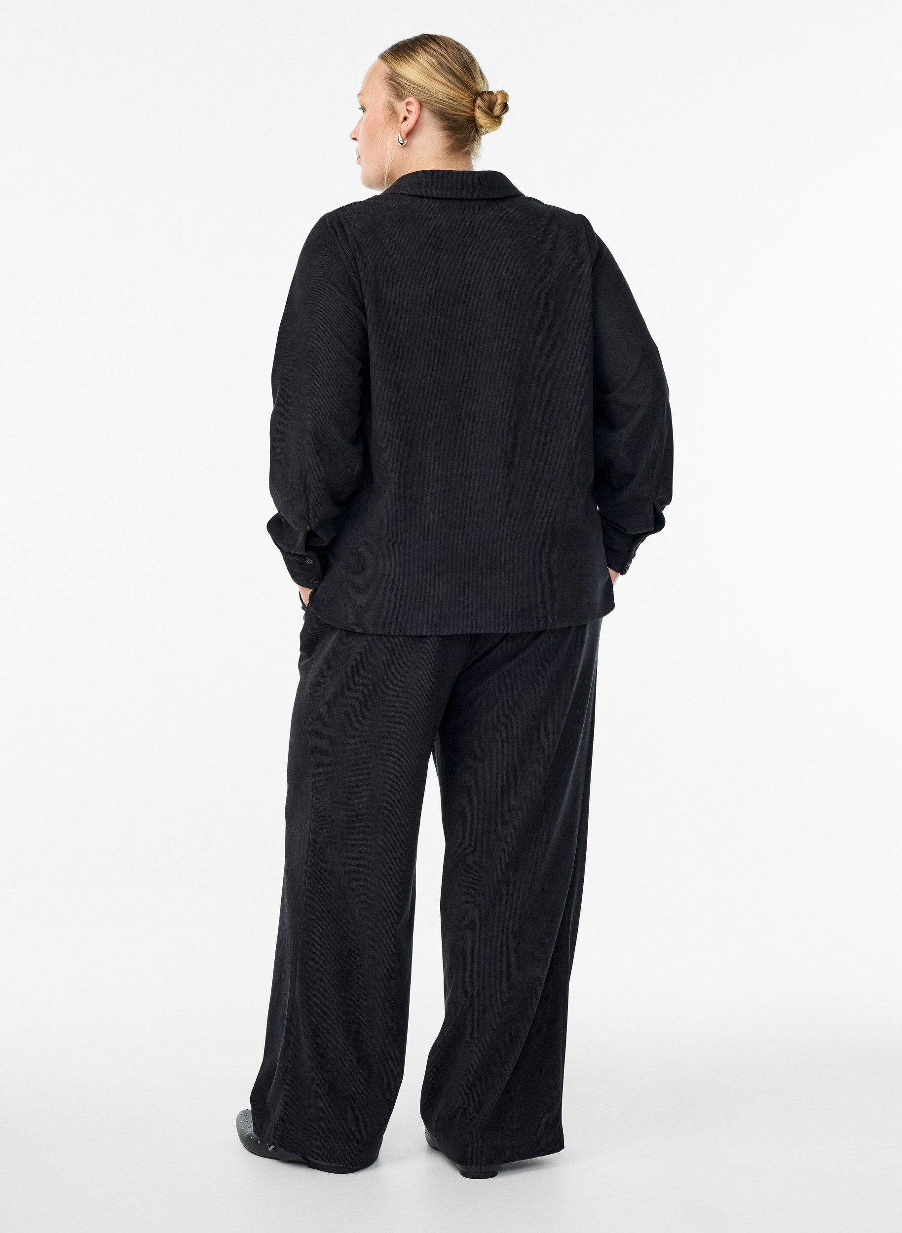 Zizzi Samthose aus Samt mit weitem Bein, Schwarz, Model image number 2