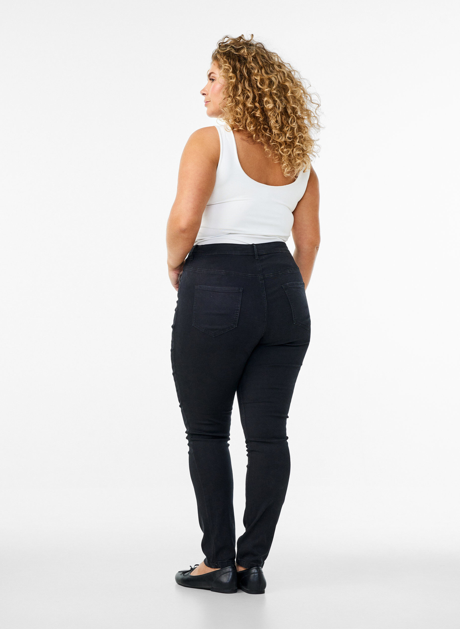 Zizzi Super Slim Amy Jeans mit hoher Taille, Schwarz, Model image number 1