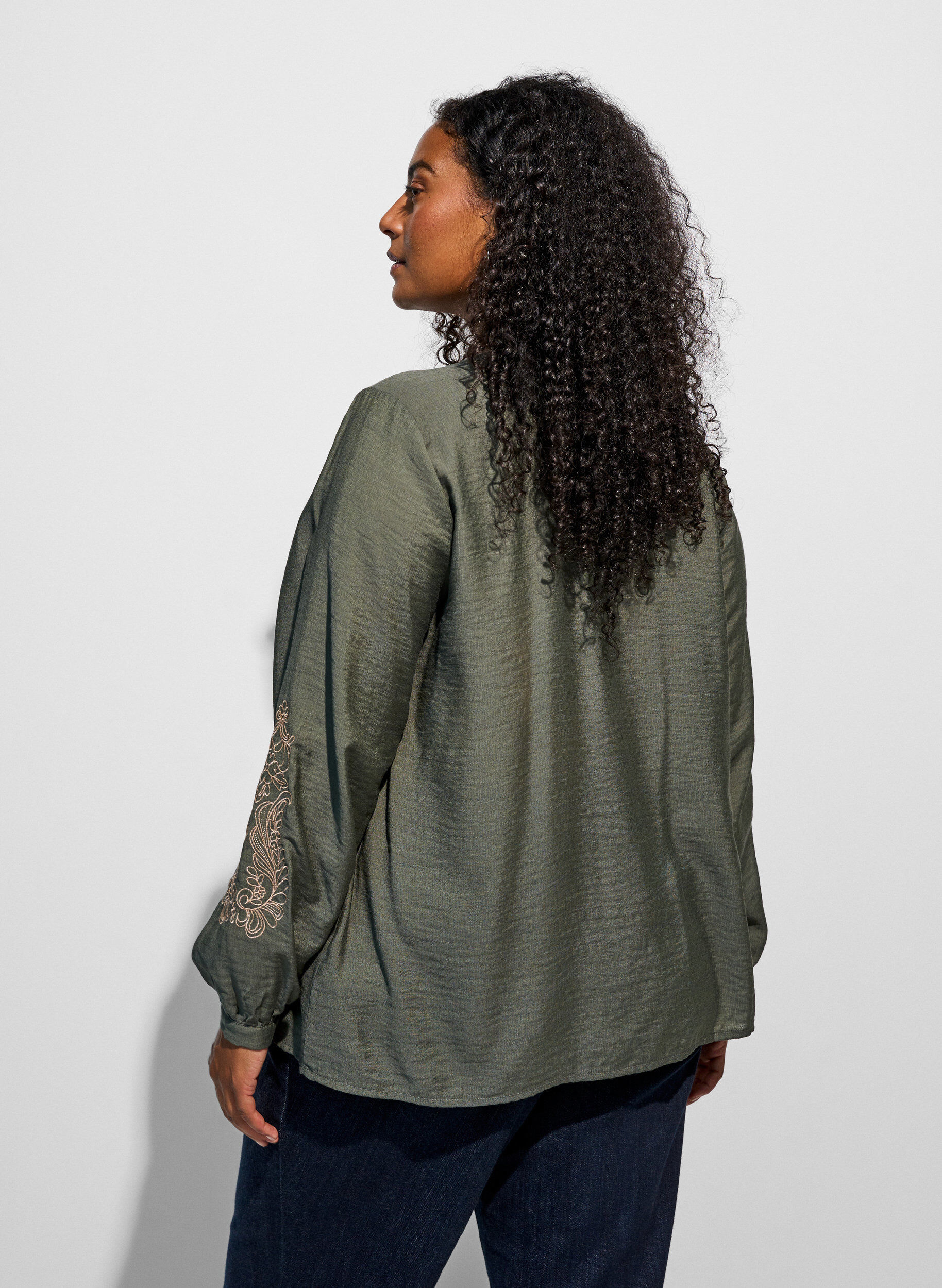 ZizziBluse aus Viskose mit bestickten &Auml;rmeln, Gr&uuml;n, Model image number 2
