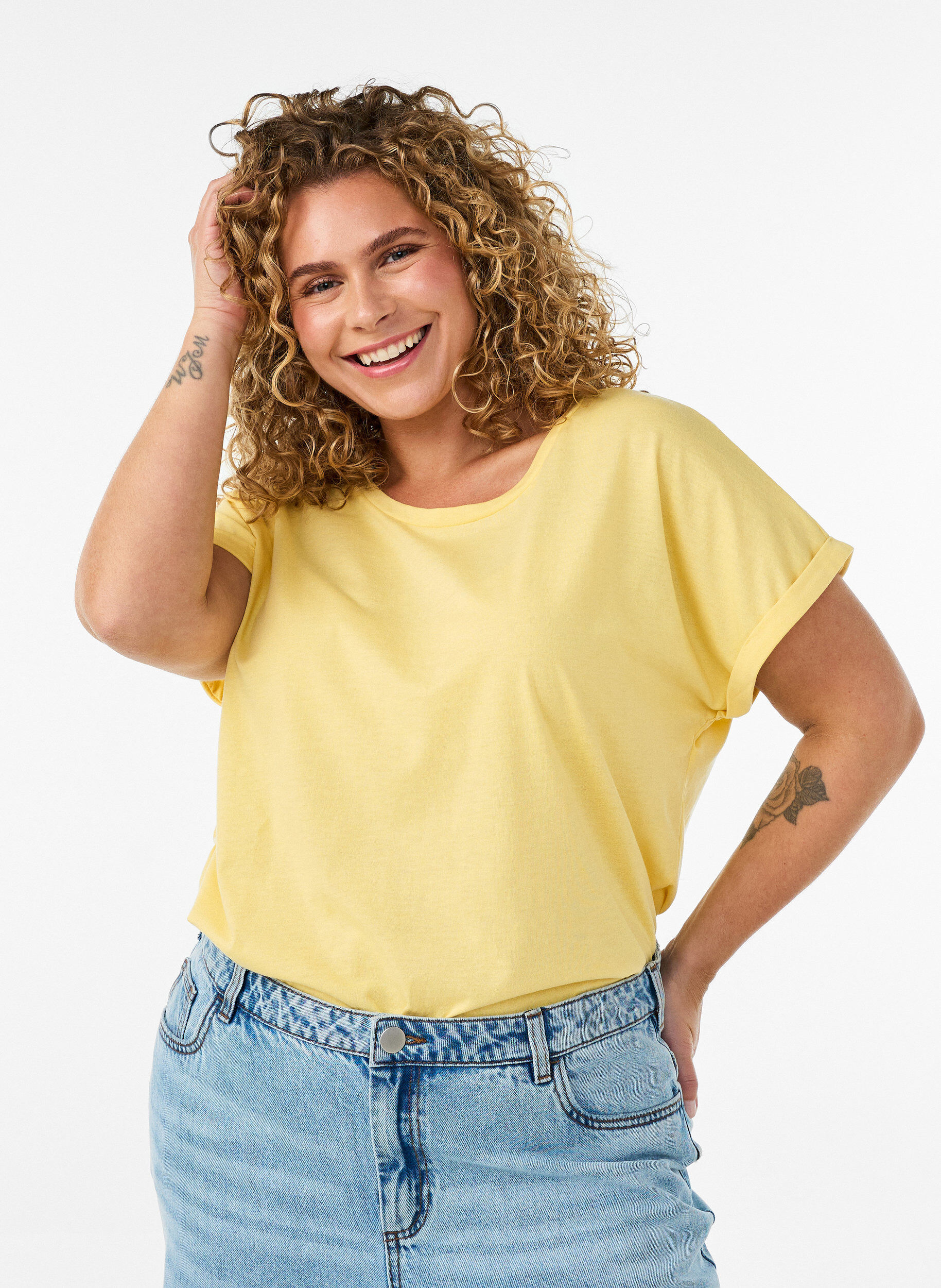 Kurz&auml;rmeliges T-Shirt aus einer Baumwollmischung, Gelb, Model