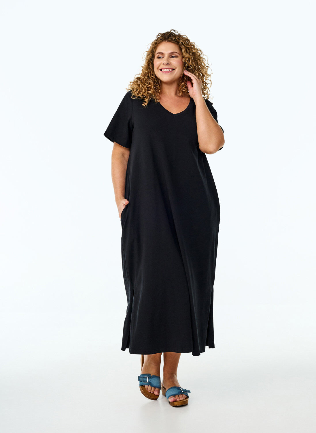 Zizzi Midi-T-Shirtkleid mit V-Ausschnitt., Schwarz, Model image number 1