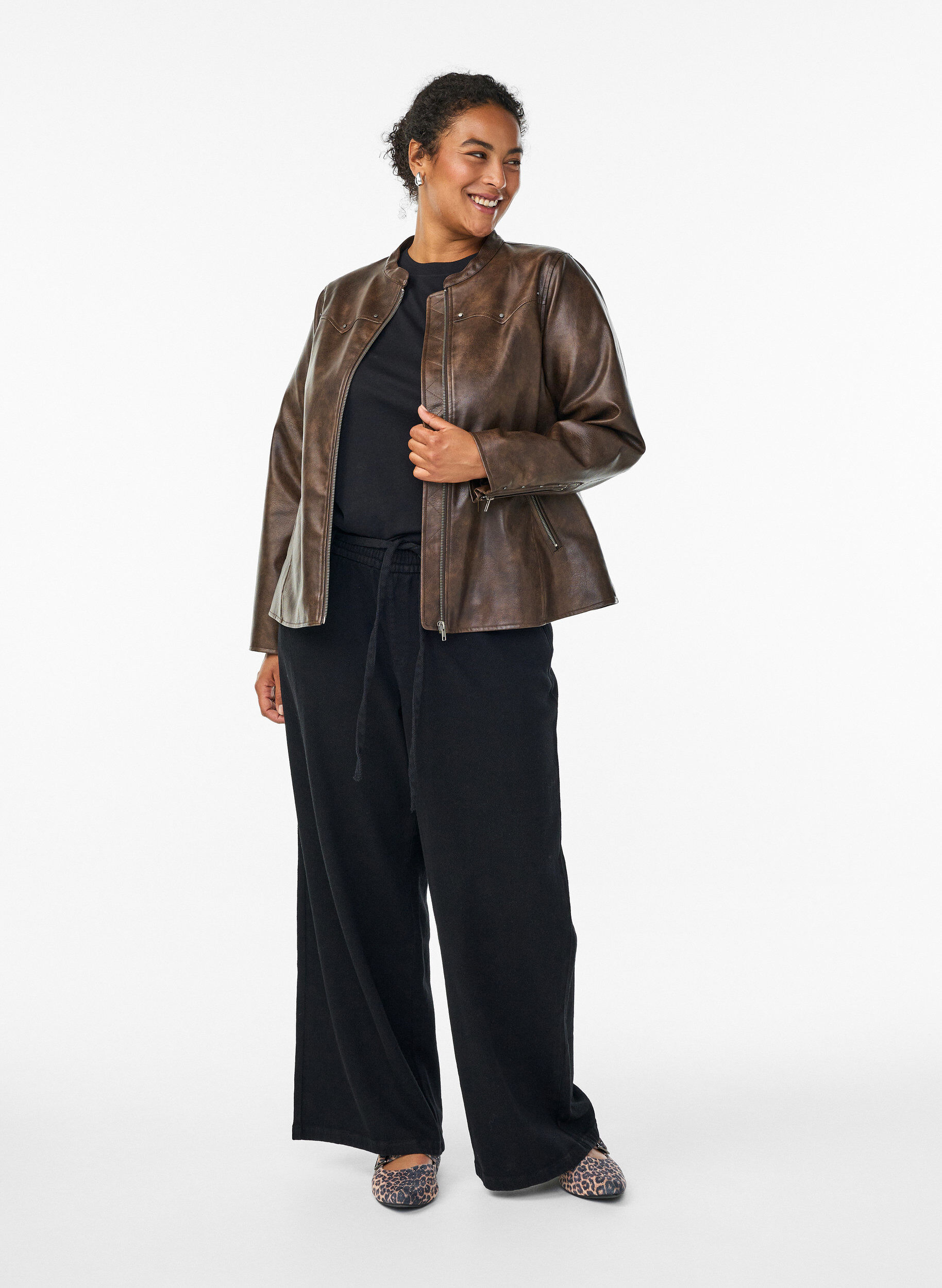 Zizzi Veste en similicuir avec clous et poches, Marron, Model image number 1