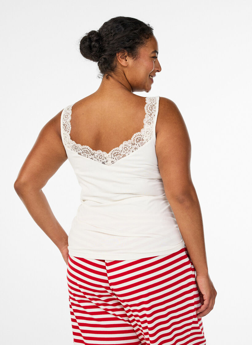 Viskose-Top mit Spitzenrand, Vanille, Model image number 2