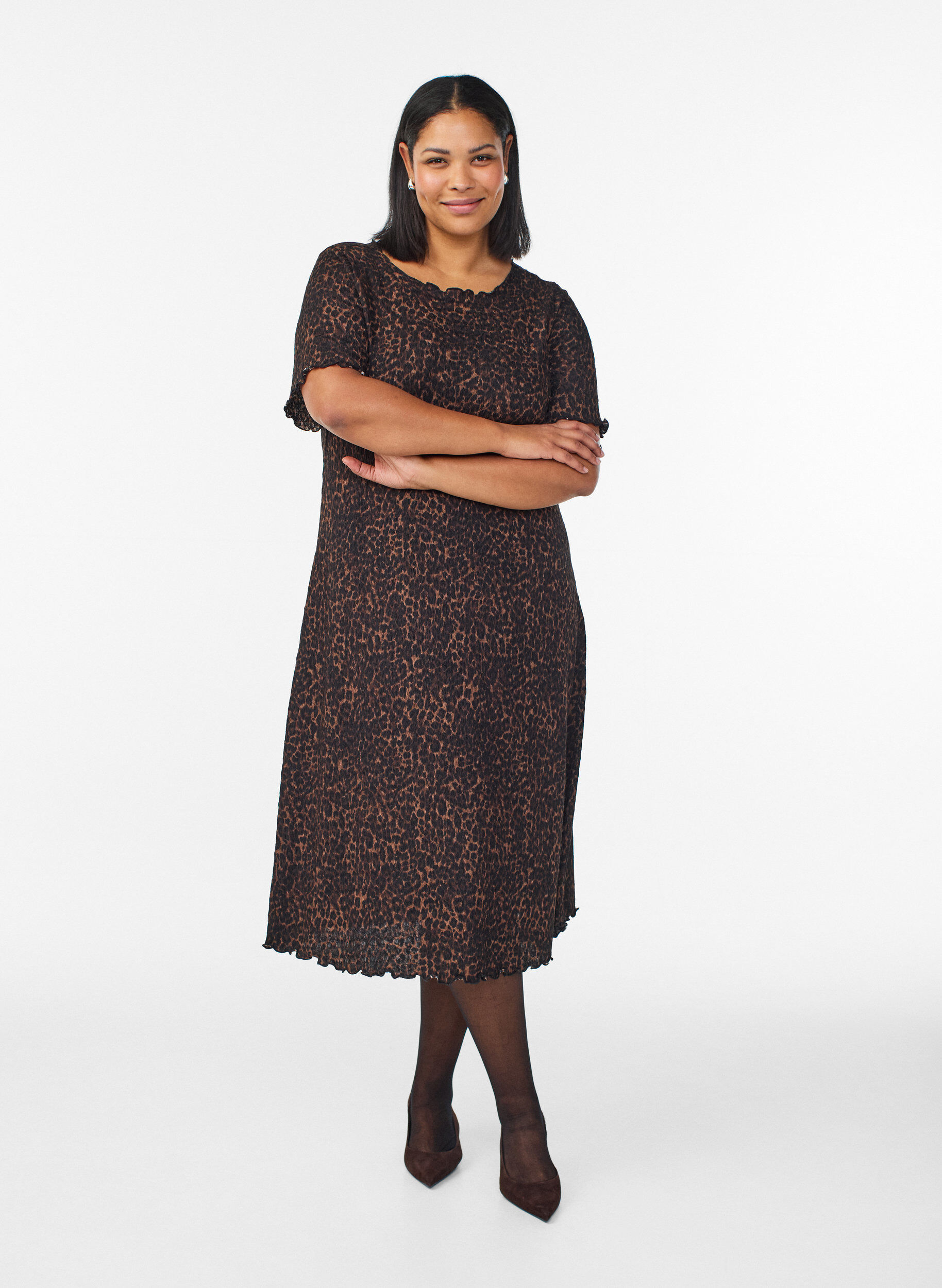 Zizzi Robe midi textur&eacute;e &agrave; manches courtes, Marron, Model image number 0