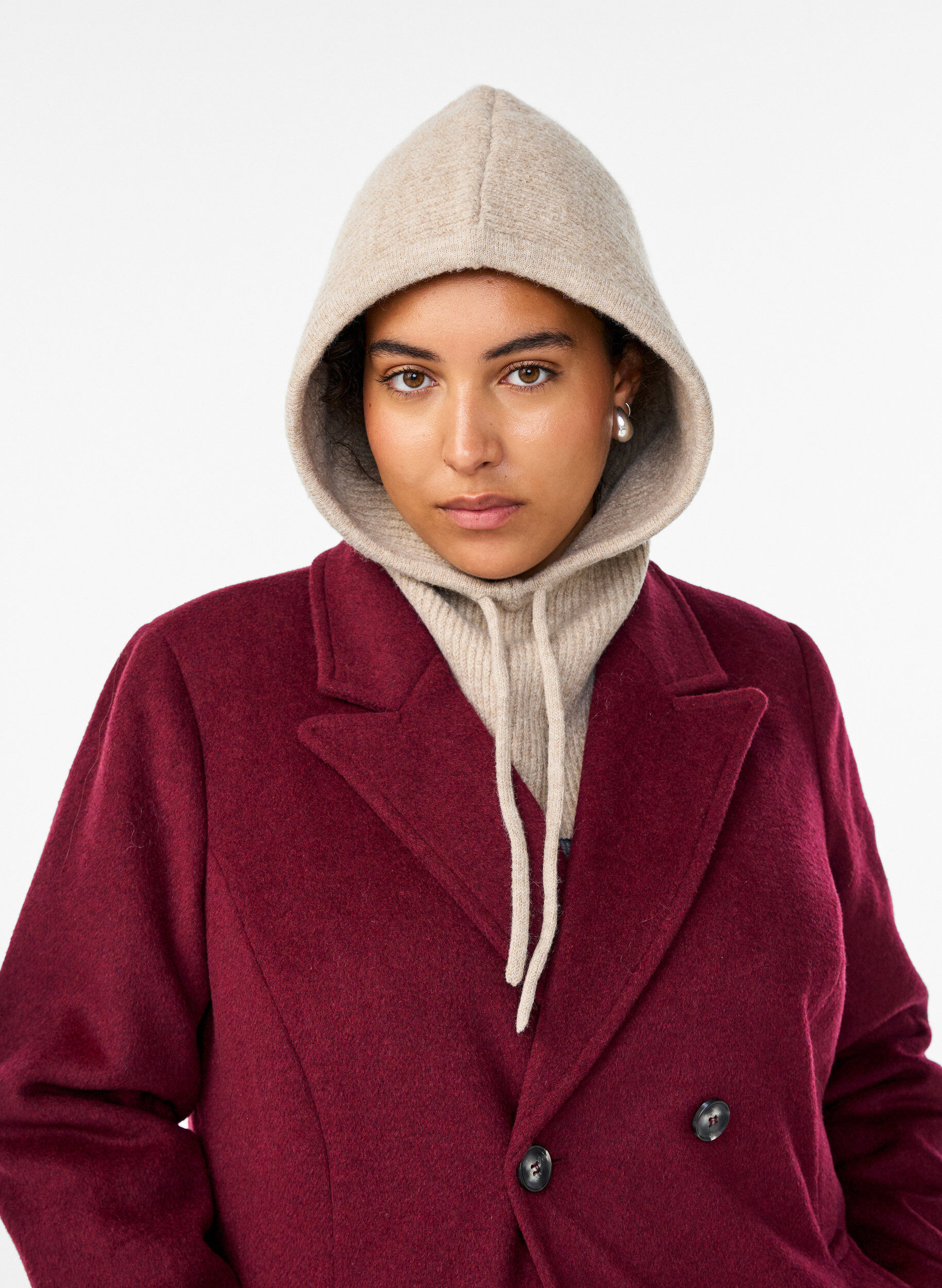 Balaclava tricot&eacute;e avec cordons, Beige, Model