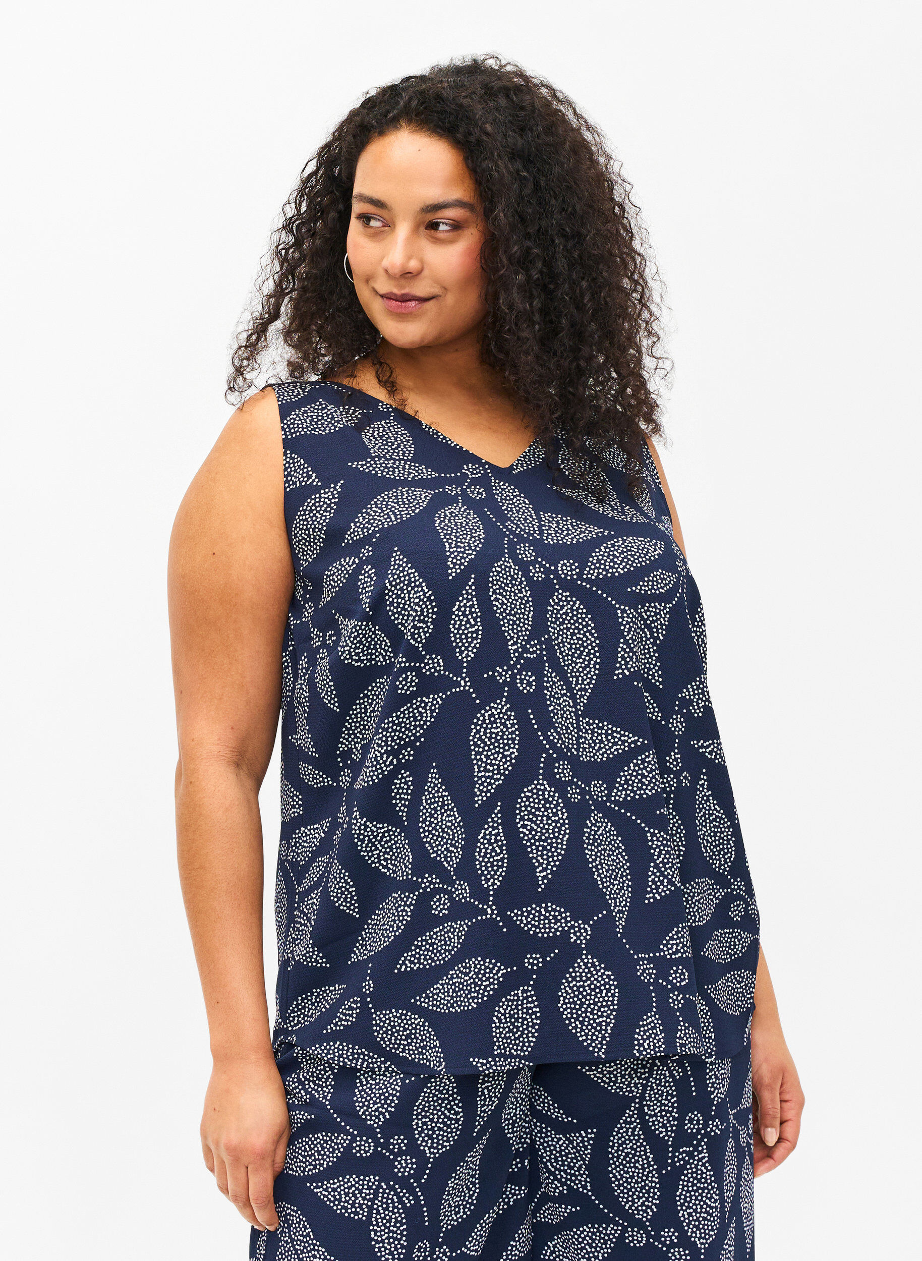 Zizzi Haut imprim&eacute; &agrave; encolure en V, Navy B. w. Dot Leaf, Model image number 0