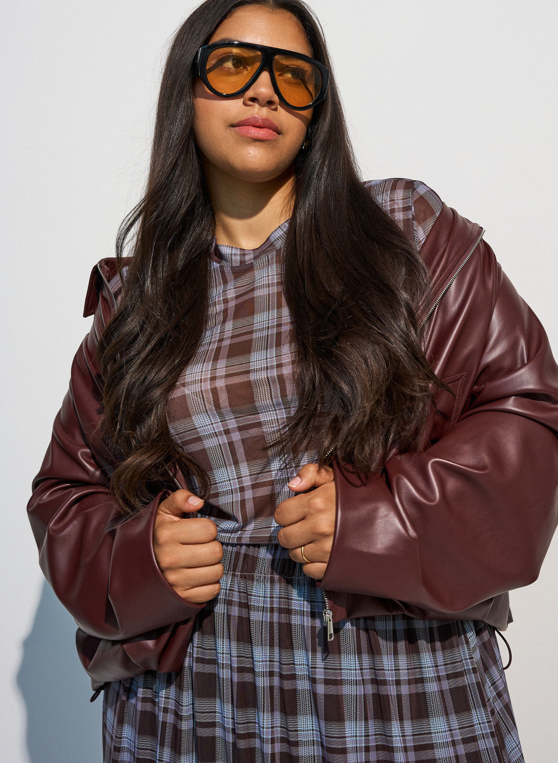 ZizziBomberjacke aus Kunstleder mit Tunnelzug am Saum, Braun, Model image number 3