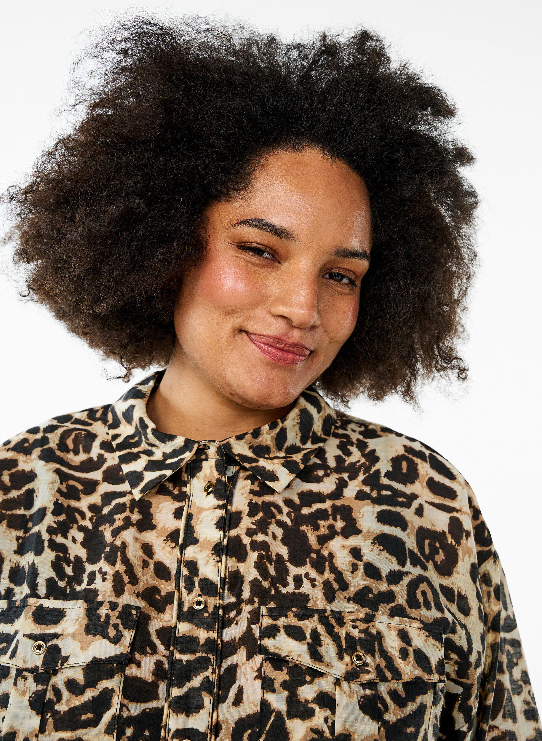 Zizzi Chemise ample avec imprim&eacute; animal et poches sur la poitrine, Marron, Model image number 3