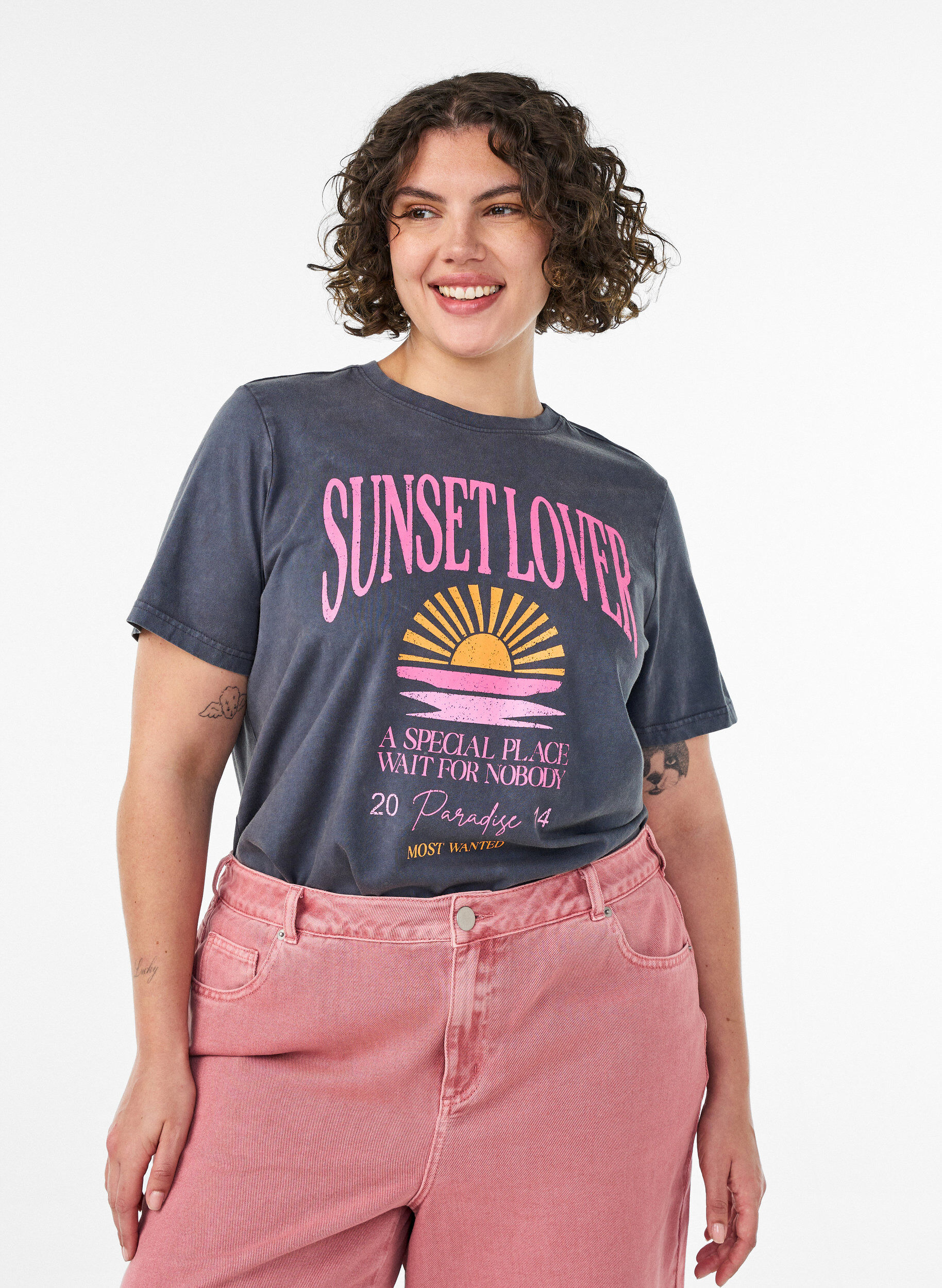 T-shirt en coton avec imprim&eacute; sur le devant et effet d&eacute;lav&eacute;, Gris, Model