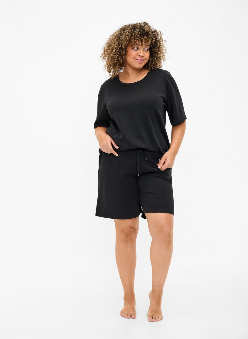 T-Shirt aus Modalgemisch, Schwarz, Model image number 1