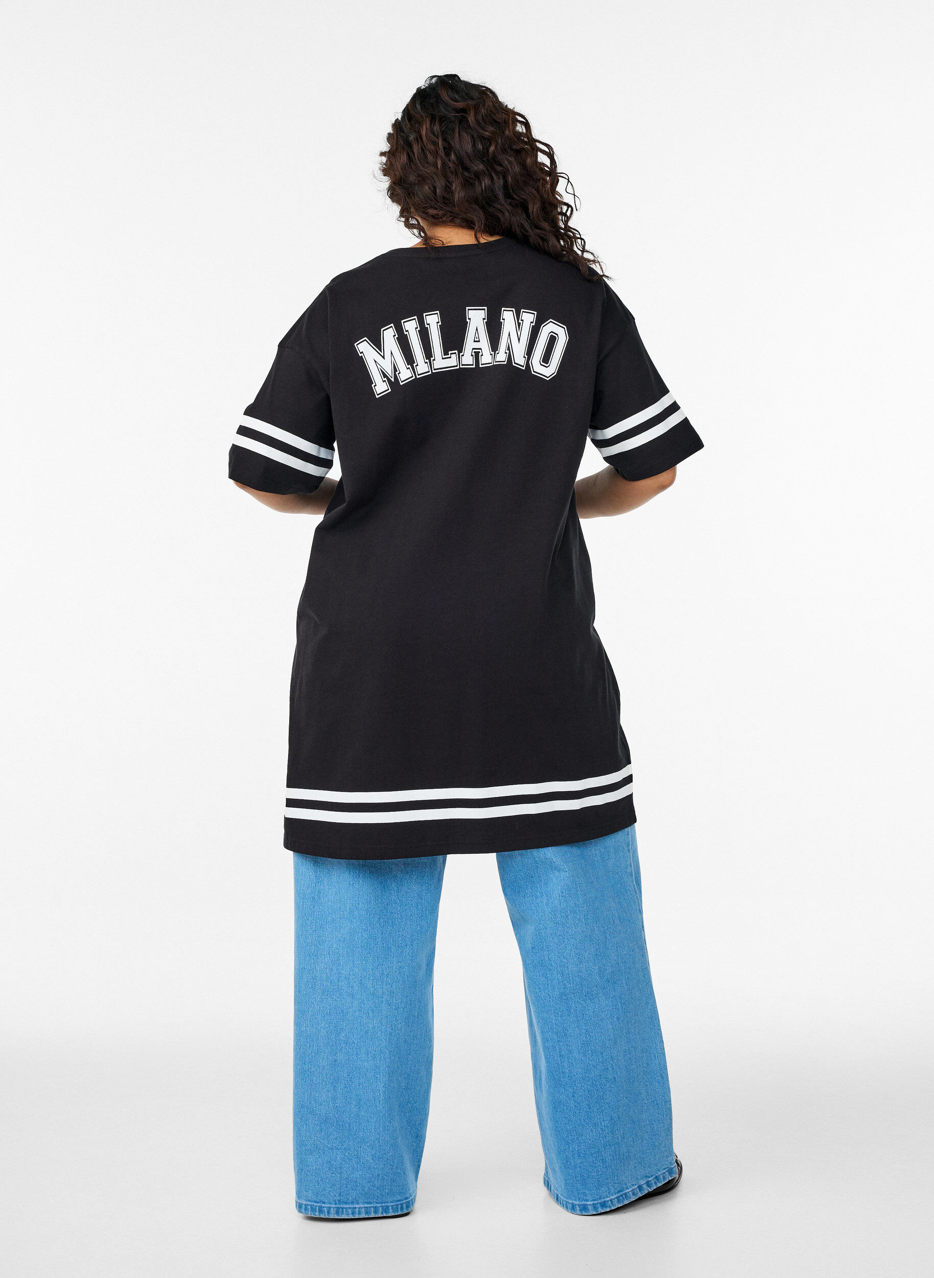 Zizzi Kurzes T-Shirt-Kleid mit sportlichen Details, Schwarz, Model image number 2