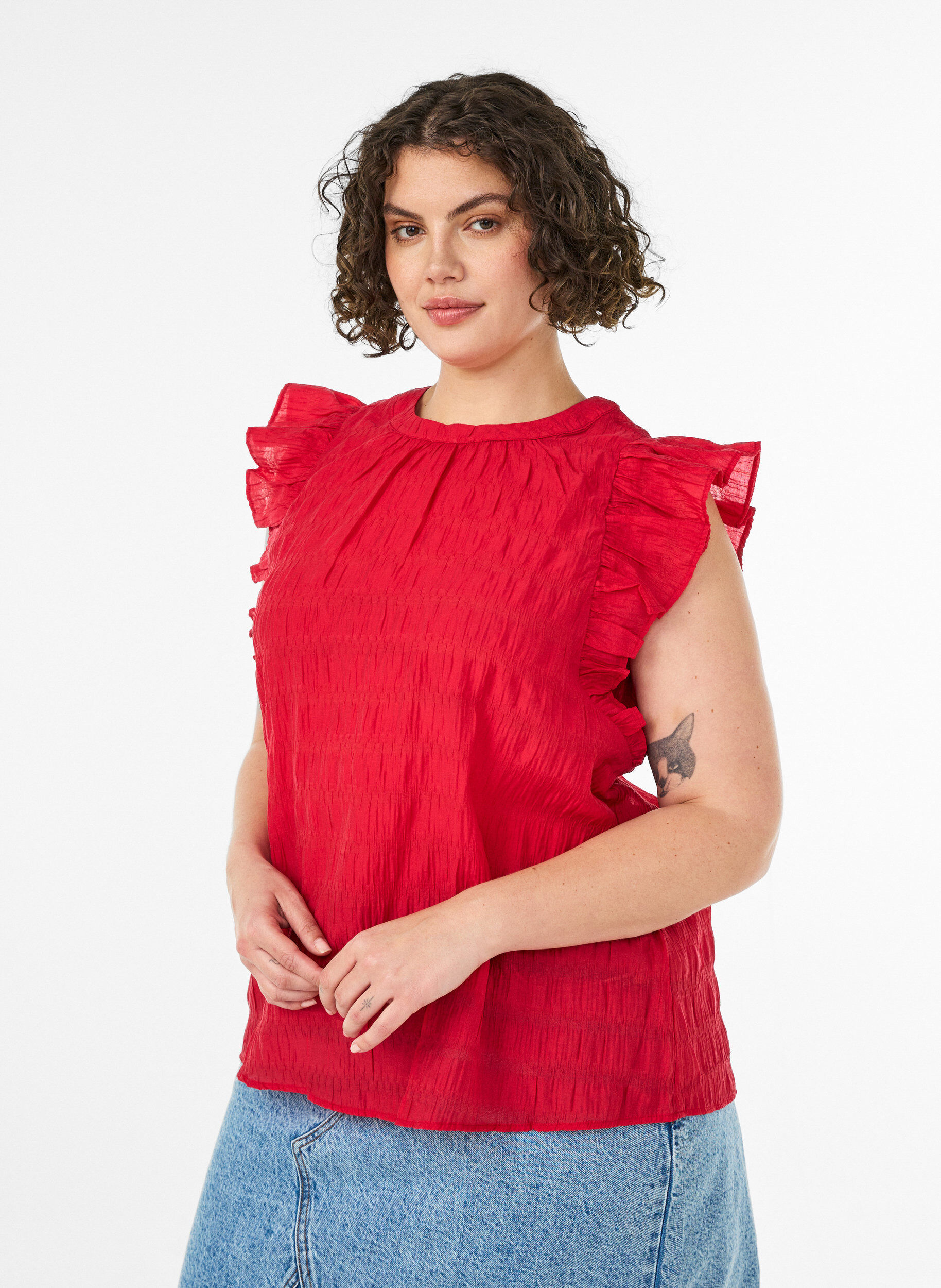 Blouse sans manches textur&eacute;e avec volants, Rouge, Model
