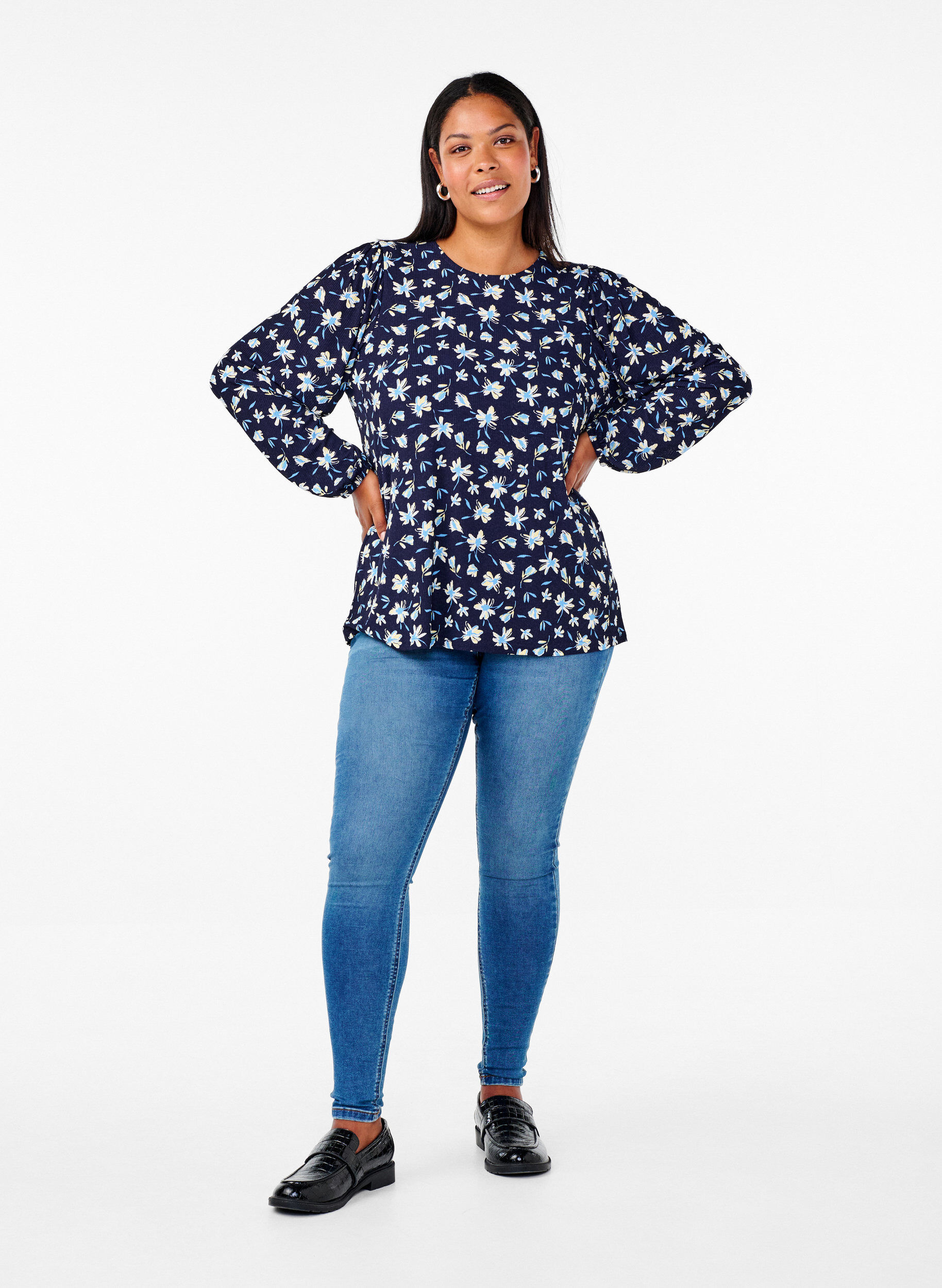 Zizzi Bluse mit langen &Auml;rmeln und gebl&uuml;mtem Print, Blau, Model image number 1