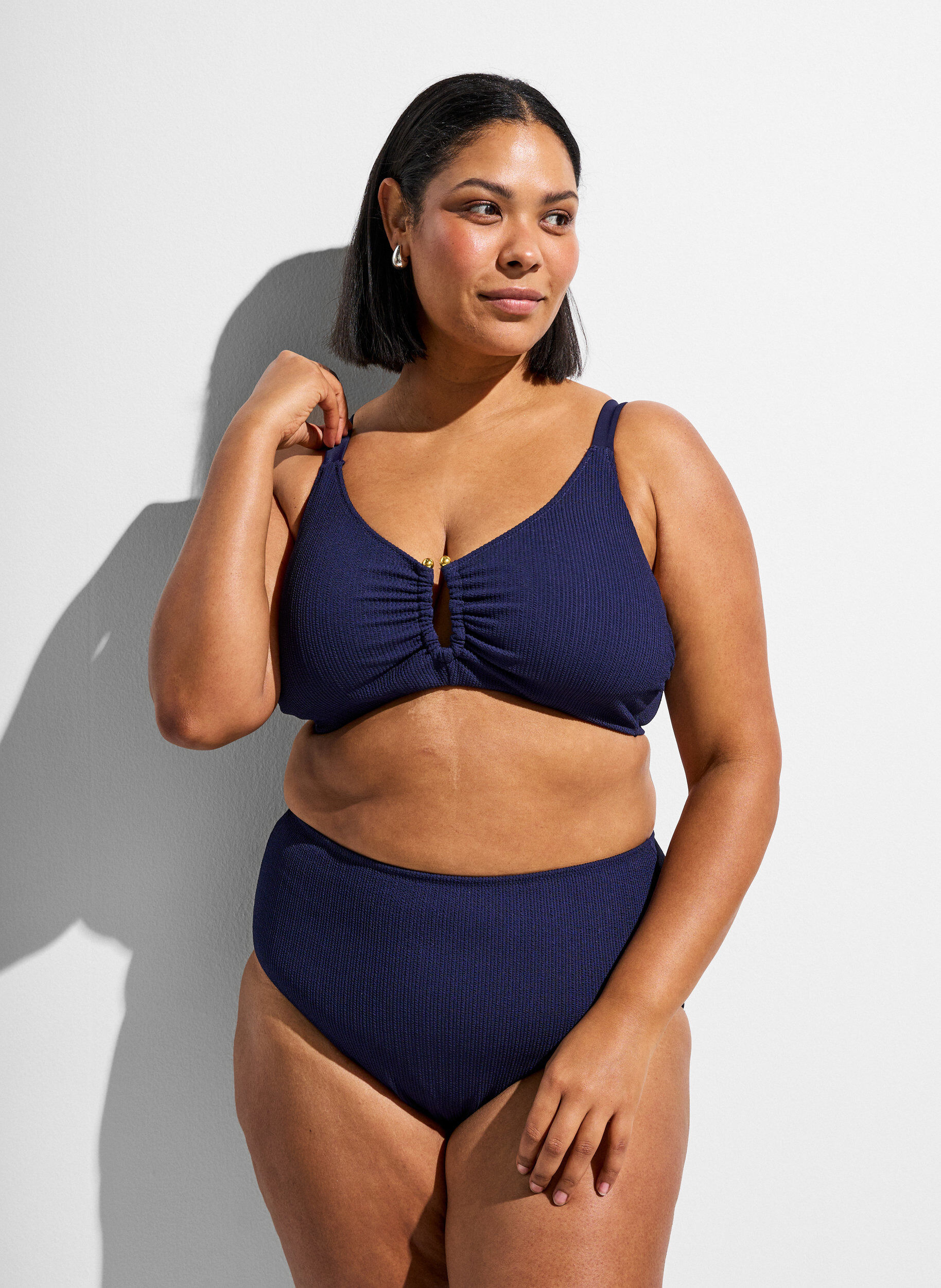 Zizzi Bas de bikini taille haute textur&eacute;, Bleu, Model image number 0