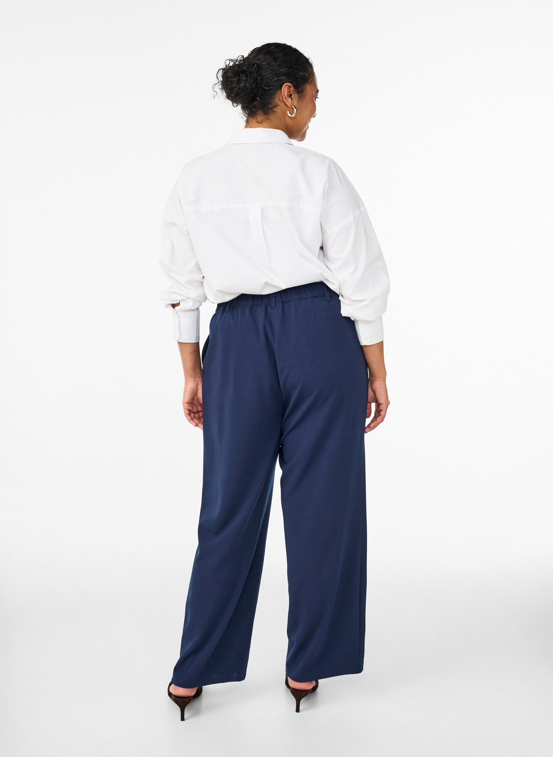 Zizzi Pantalon taille haute avec ceinture et boucle dor&eacute;e, Bleu, Model image number 1