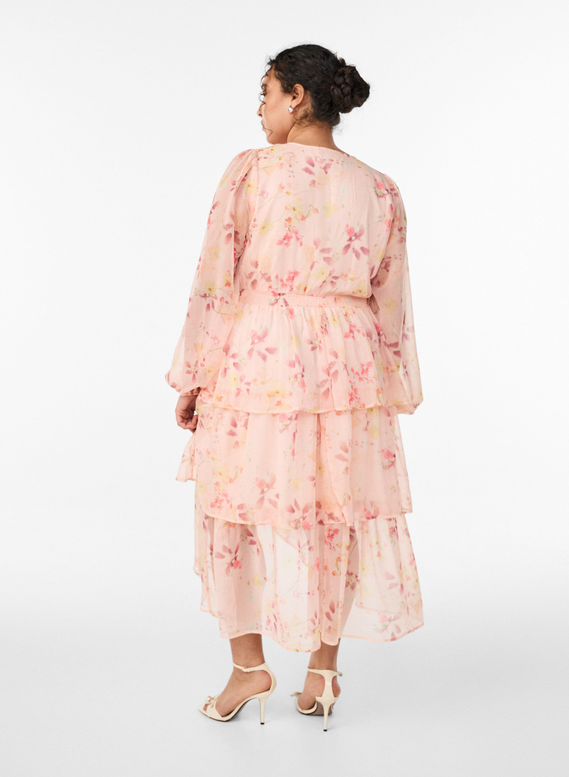 Zizzi Robe midi &agrave; fleurs en mousseline avec taille smock&eacute;e, Orange clair, Model image number 1