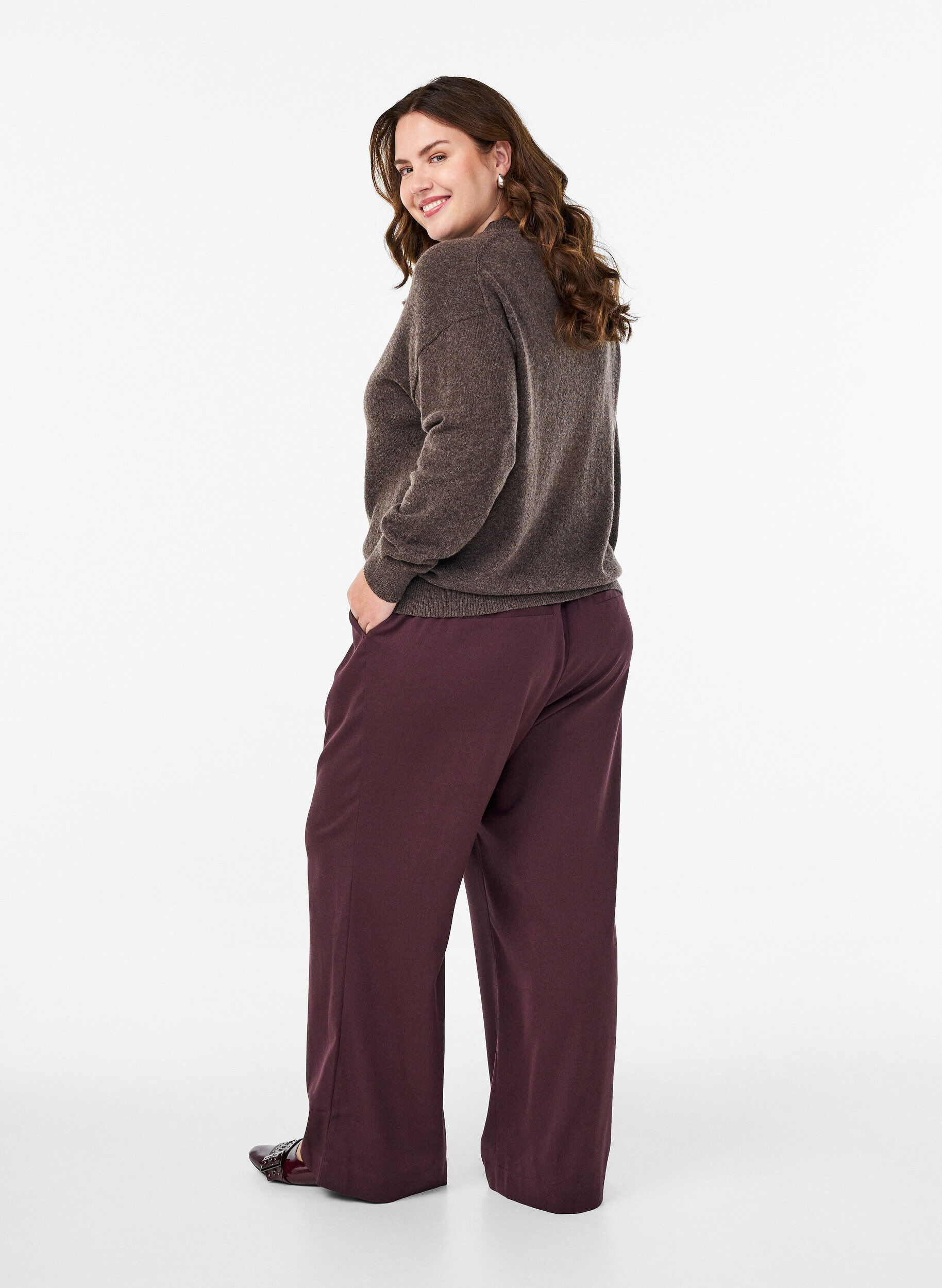 Zizzi Pantalon coupe ample taille haute, Bordeaux fonc&eacute;, Model image number 1