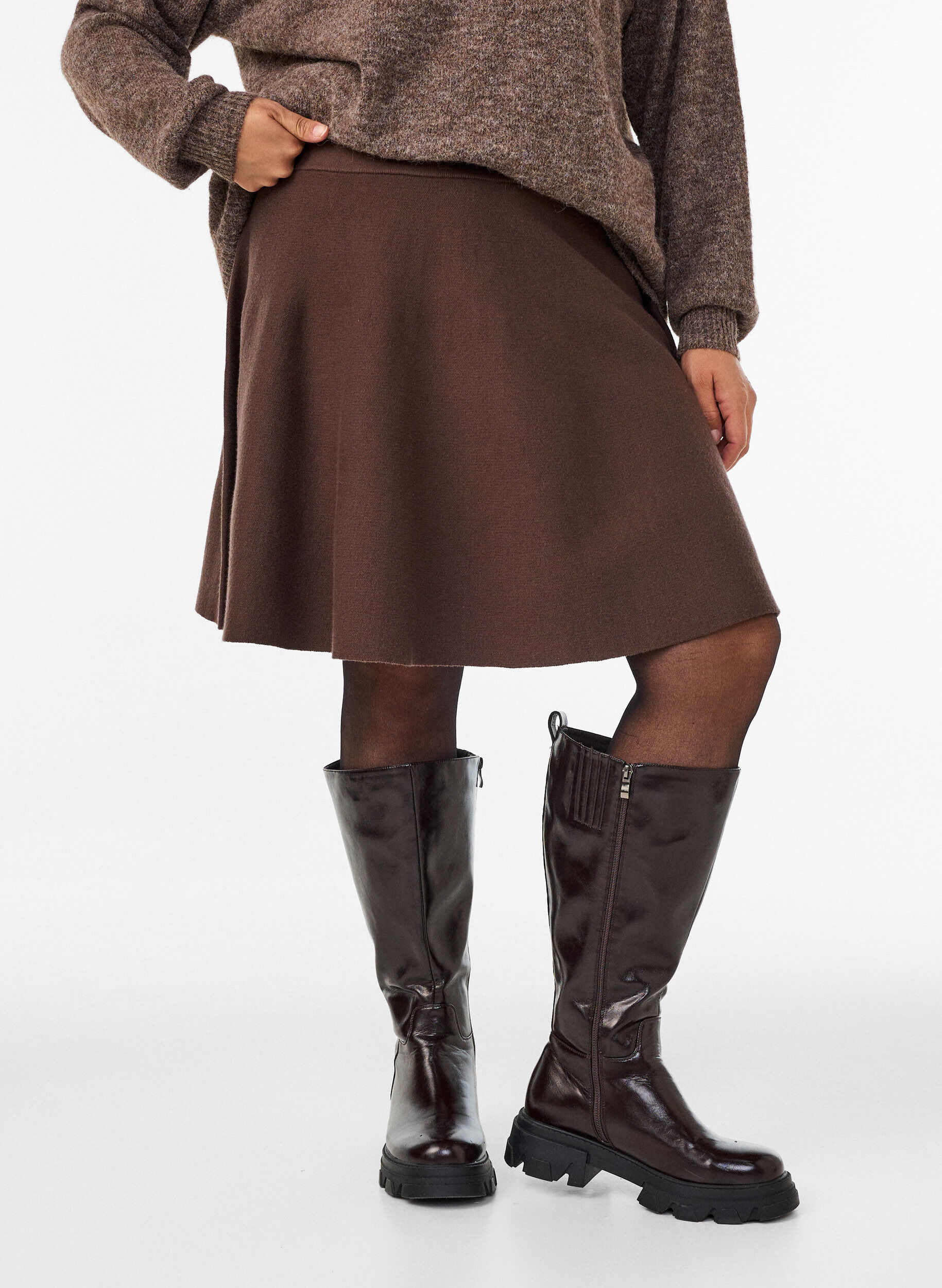 ZizziJupe courte en maille &agrave; coupe &eacute;vas&eacute;e, Marron, Model image number 3