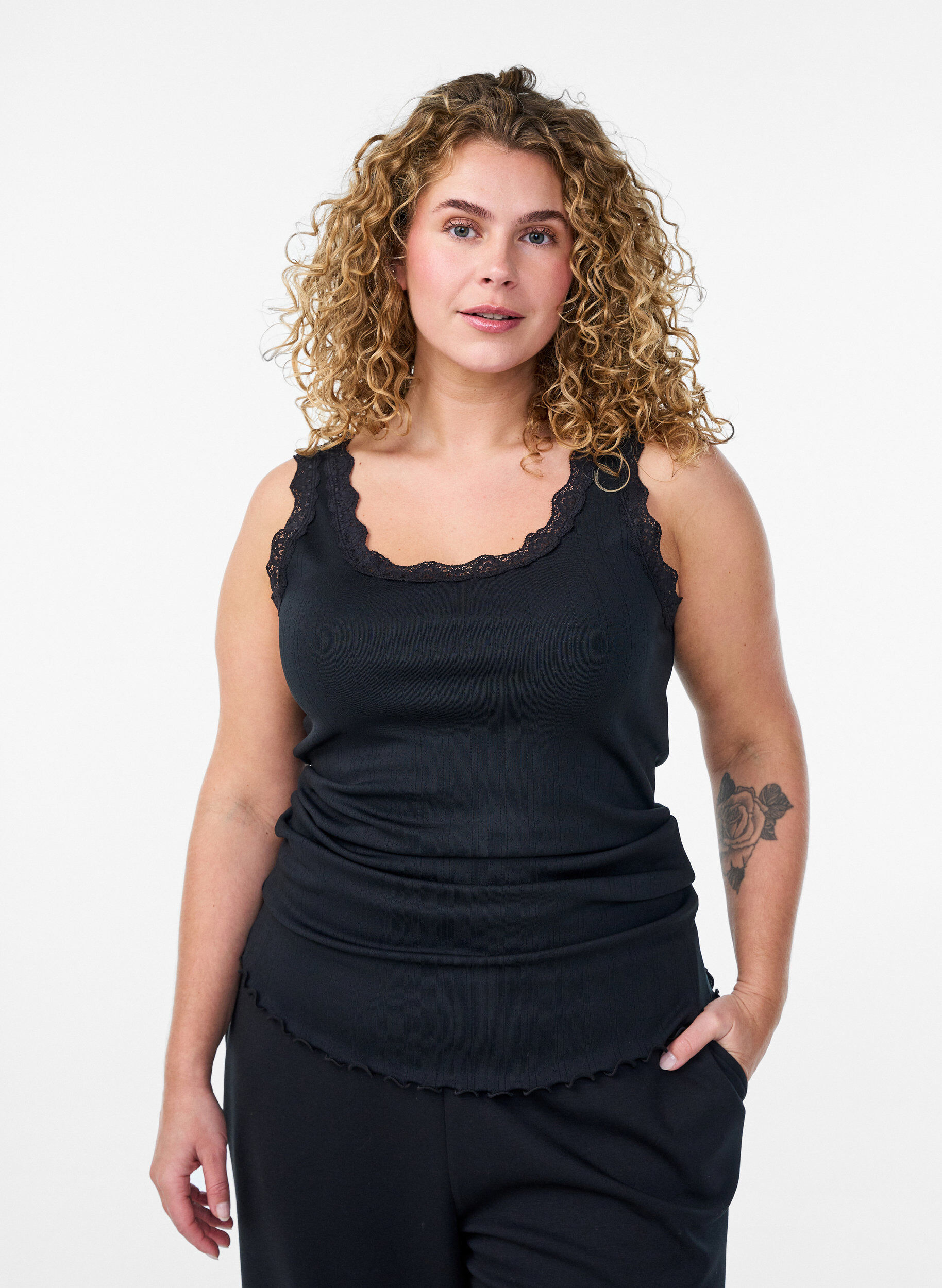 Zizzi Tanktop mit Spitzen und Lochstickerei, Schwarz, Model image number 0